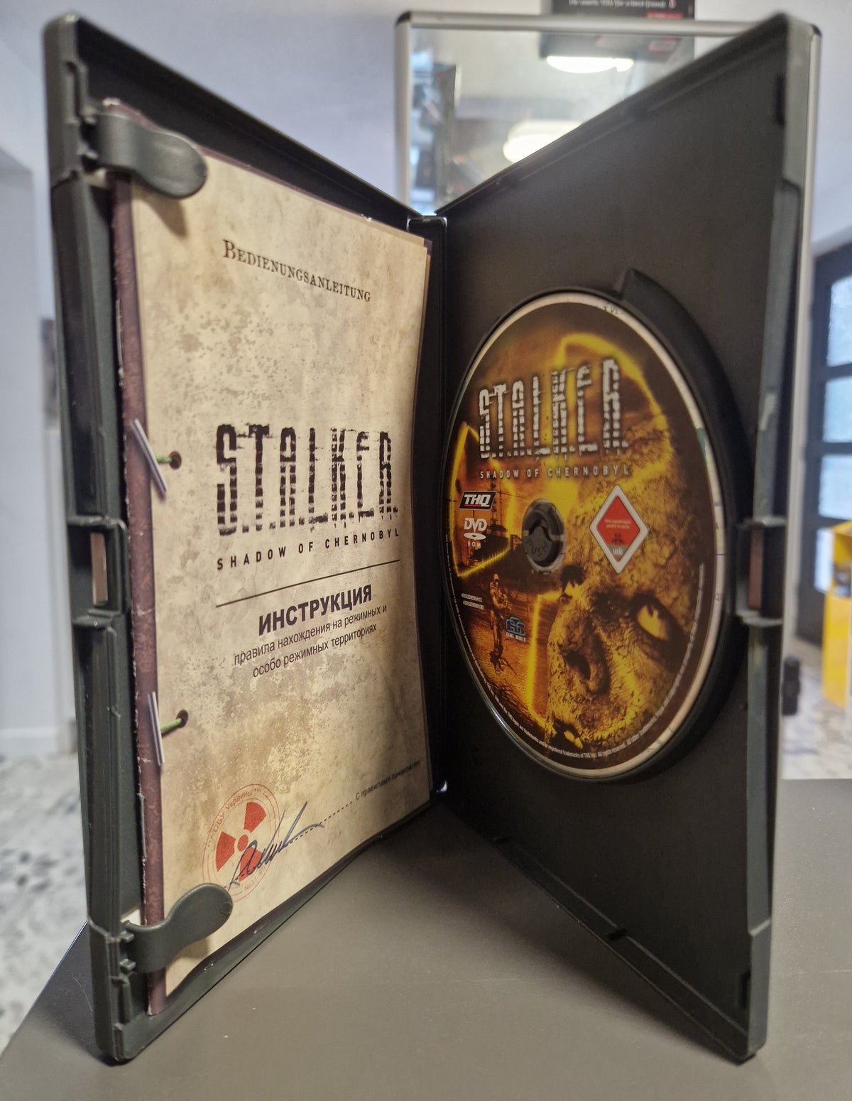 Geöffnete PC Hülle von STALKER Shadow of Chernobyl mit DVD und Anleitung.