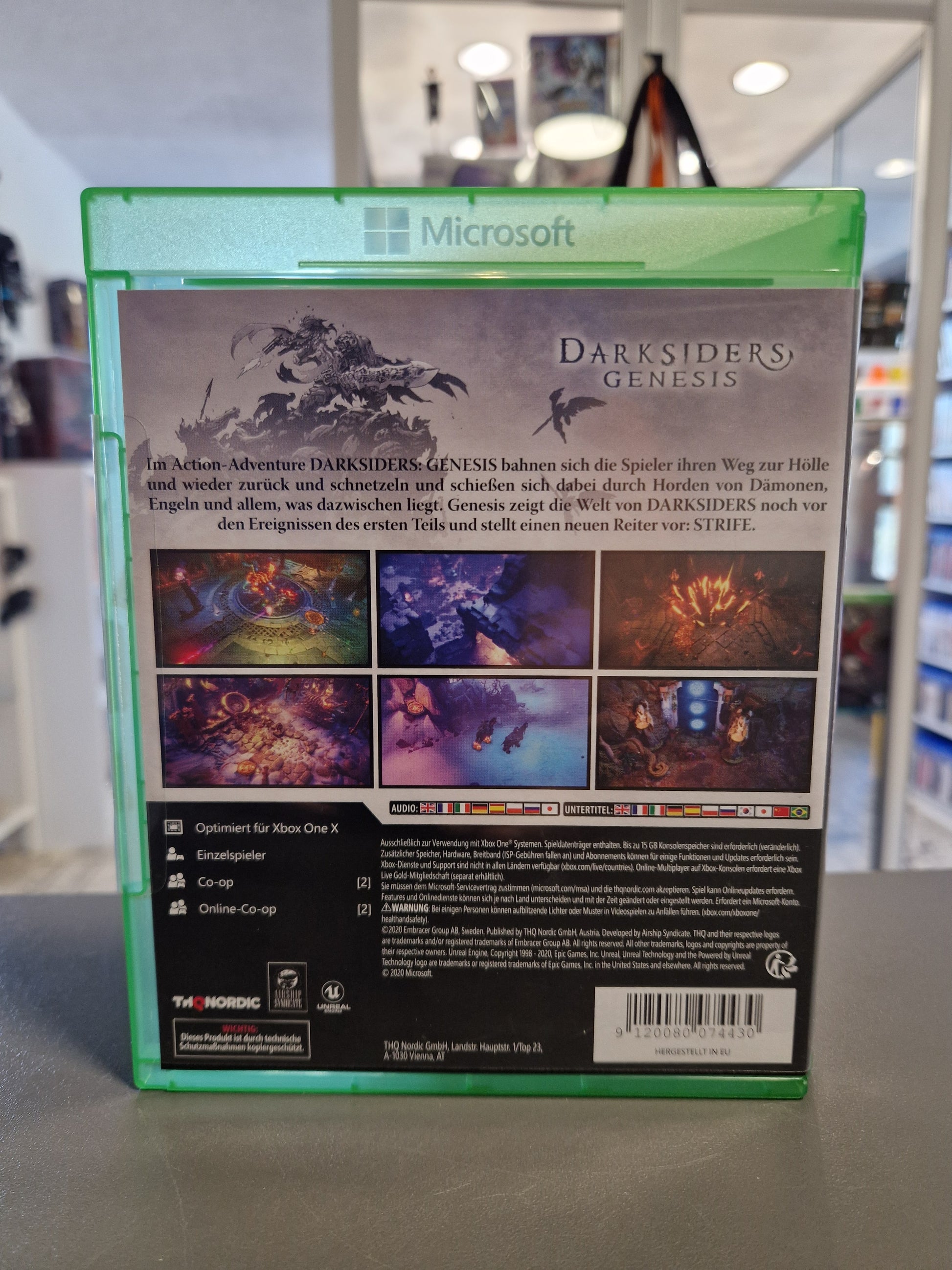 Rückseite der Darksiders Genesis Xbox One Hülle mit Spielbeschreibung, Multiplayer-Angaben, Sprachflaggen und Barcode 9120080074430.