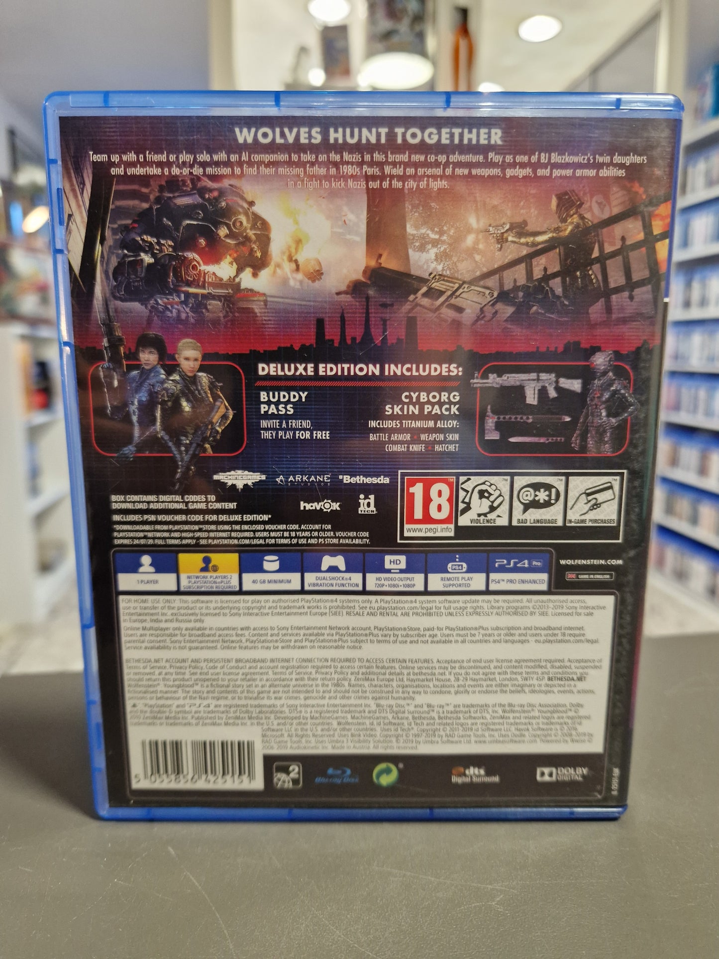 Rückseite der Wolfenstein: Youngblood Deluxe Edition Verpackung für PS4. Enthält Informationen zum Koop-Modus, den Inhalten der Deluxe Edition (Buddy Pass, Cyborg Skin Pack) und technischen Details in englischer Sprache.