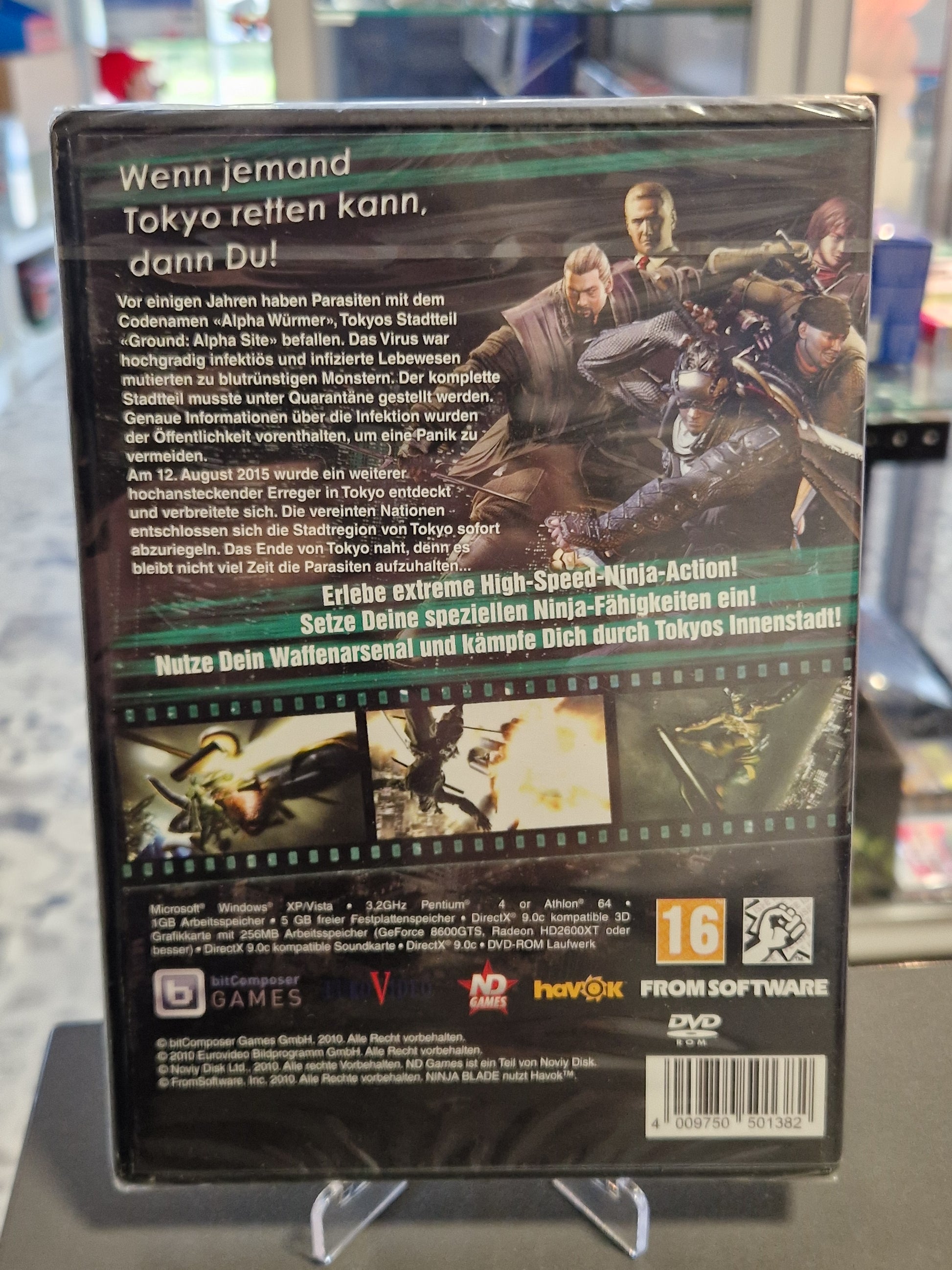 Rückseite der originalverschweißten Verpackung mit Spielszenen, Story-Beschreibung („Wenn jemand Tokyo retten kann...“) und den Logos von FromSoftware sowie den Systemanforderungen.