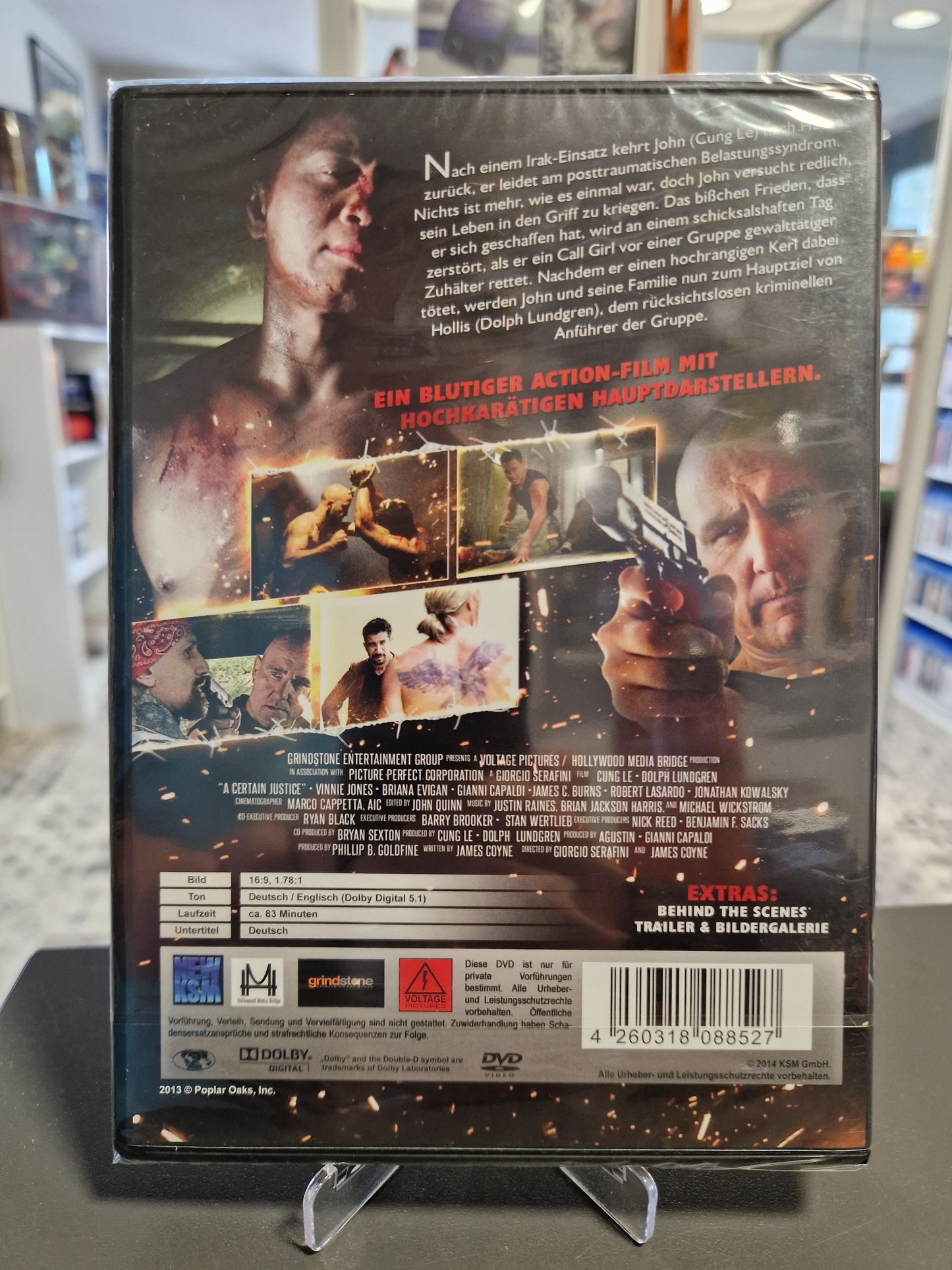 Rückseite der DVD-Hülle von Lethal Punisher mit der deutschen Inhaltsangabe über den Irak-Heimkehrer John, vier actionreichen Szenenbildern (darunter Dolph Lundgren mit einer Pistole) und den technischen Daten von KSM.