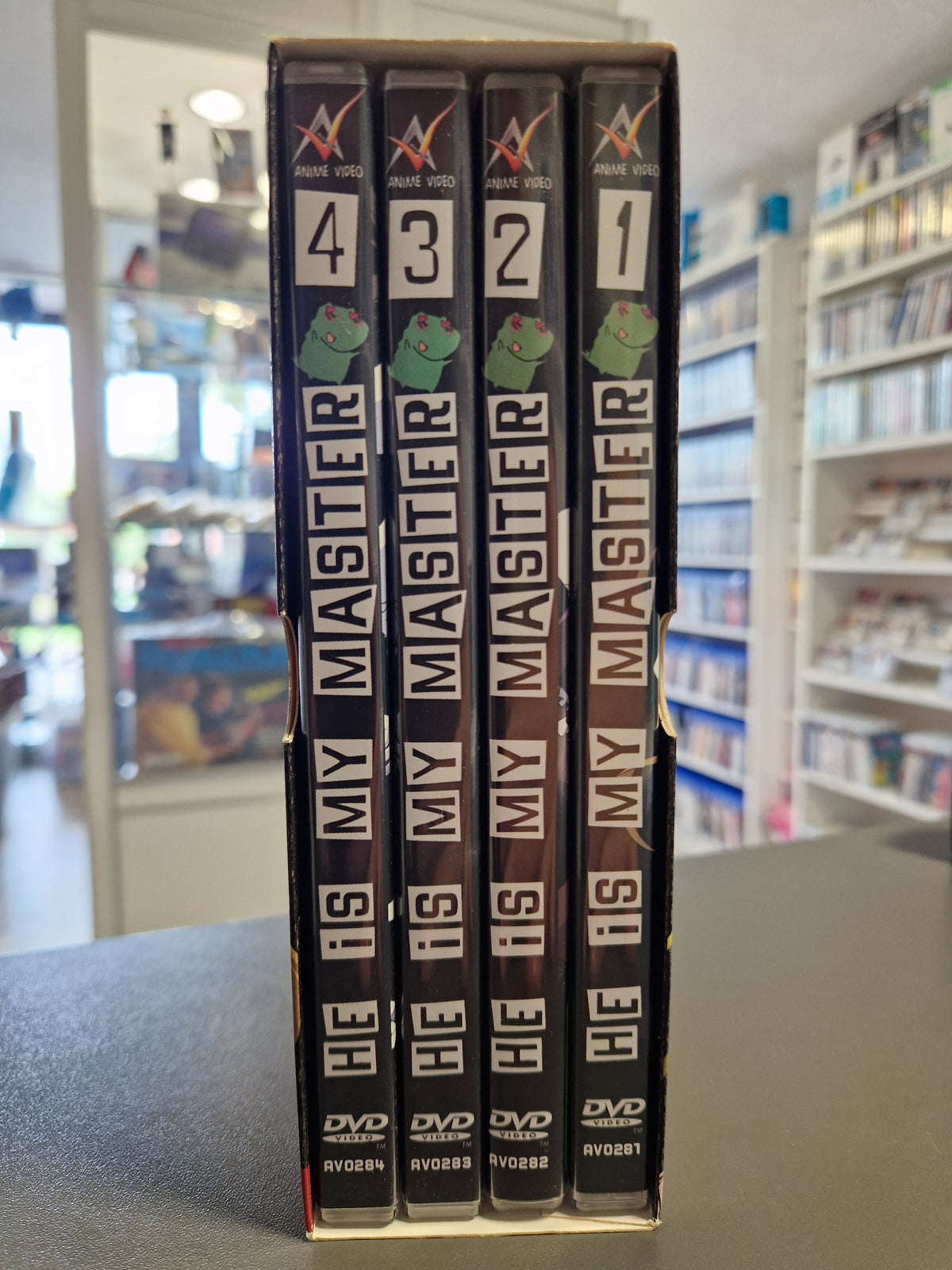 Ansicht der 4 Einzel-DVD-Hüllen im Schuber von He is My Master.