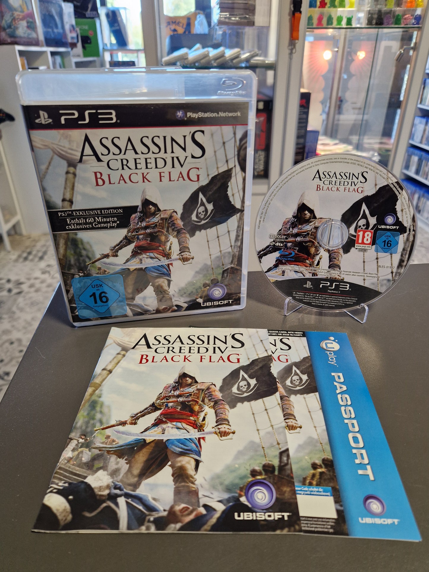 PlayStation 3 Spiel Assassin's Creed IV: Black Flag. Komplett mit Anleitung und Originalhülle. Top-Zustand, geprüft von Memory Lane. Das Original zum kommenden Remake.