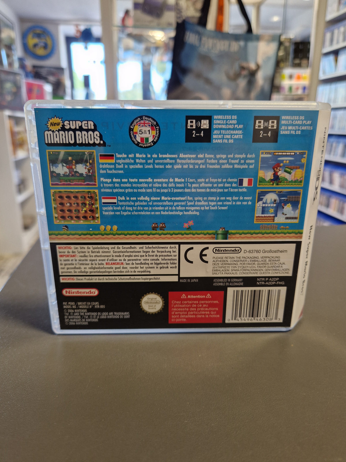 Rückseite der New Super Mario Bros. Nintendo DS Hülle mit Spielbeschreibung, Screenshots und Barcode 0045496463083.