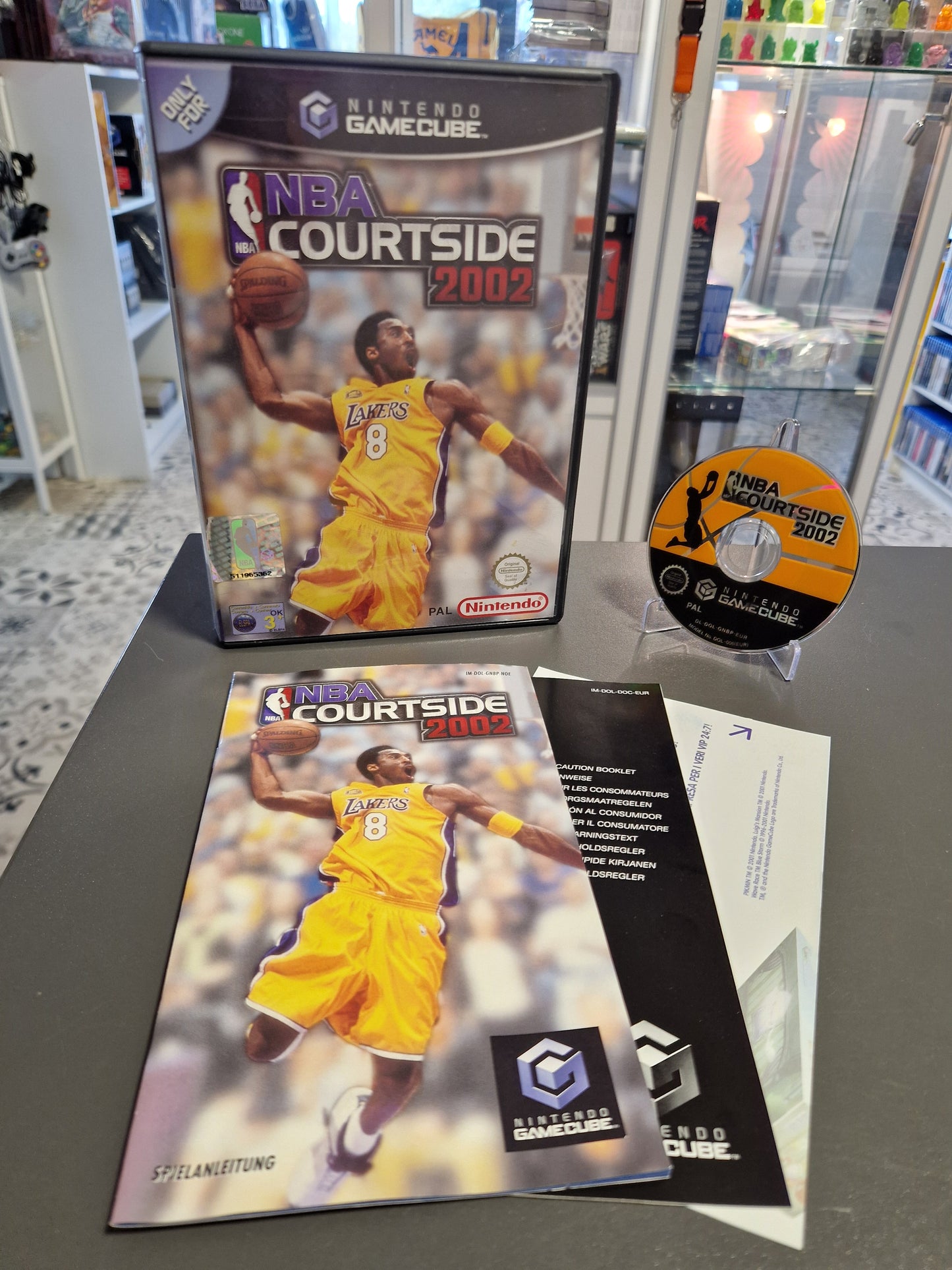Nintendo GameCube Spiel NBA Courtside 2002. Komplett mit Anleitung und VIP-Einleger. Disc in sehr gutem Zustand. Cover zeigt Kobe Bryant. Geprüfte Qualität von Memory Lane.