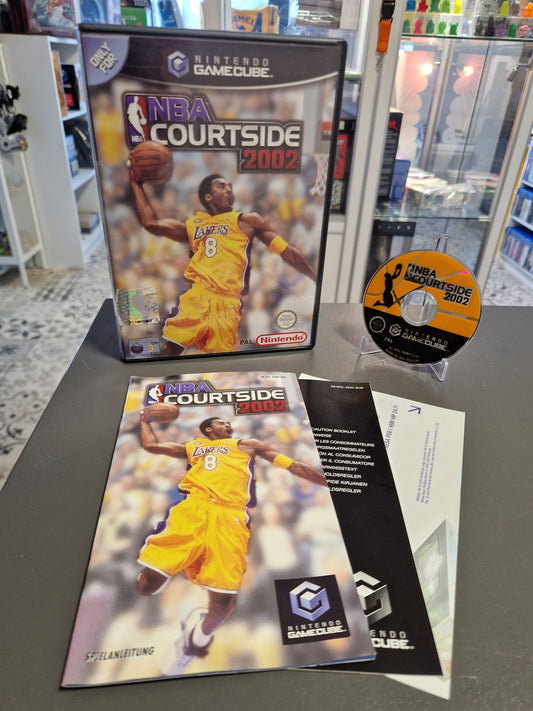 Nintendo GameCube Spiel NBA Courtside 2002. Komplett mit Anleitung und VIP-Einleger. Disc in sehr gutem Zustand. Cover zeigt Kobe Bryant. Geprüfte Qualität von Memory Lane.