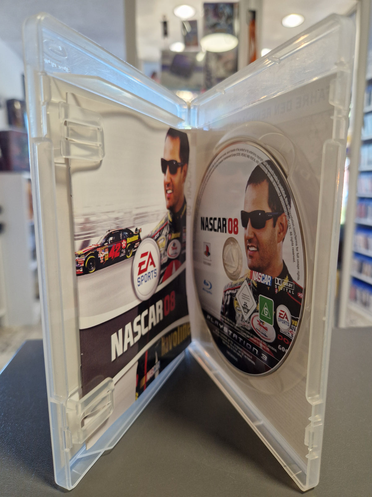 Geöffnete PlayStation 3 Hülle von NASCAR 08 mit kratzerfreier Disc und Spielanleitung.