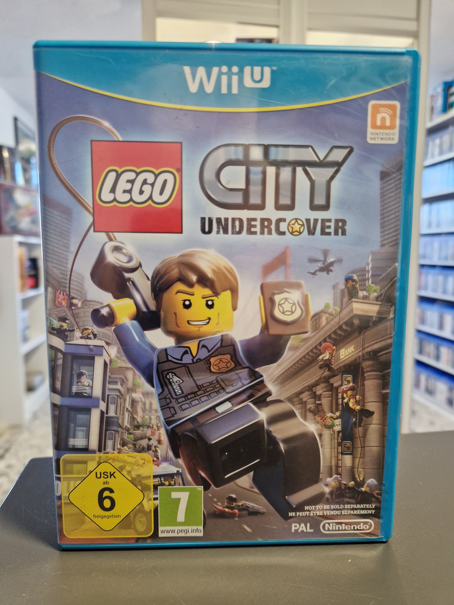Lego City Undercover Wii U Cover mit Chase McCain und Polizeifahrzeug.