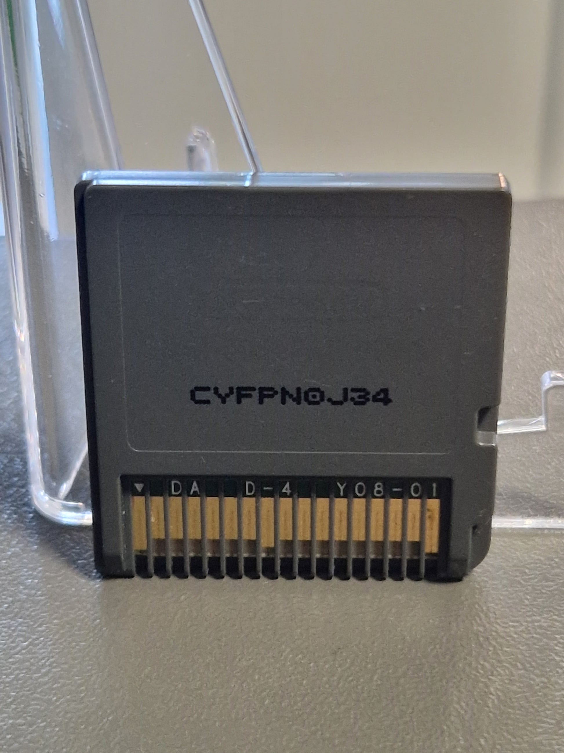 Rückseite des Nintendo DS Moduls von Secret Files 2 Puritas Cordis mit dem eingeprägten Seriencode CYFPN0J34 und gut erhaltenen, sauberen Goldkontakten.