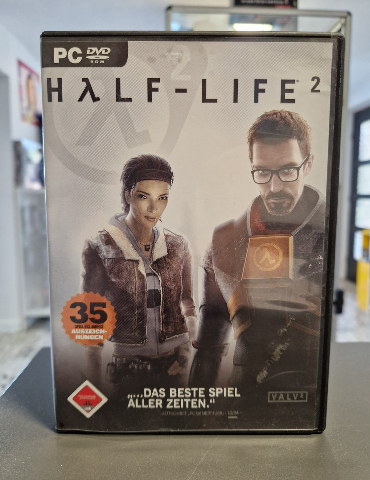 Vorderseite der PC Hülle von Half-Life 2 mit Gordon Freeman und Alyx Vance.