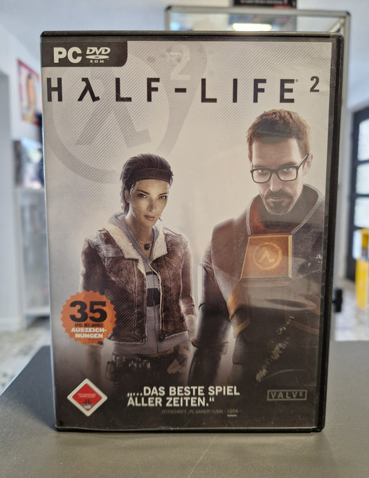 Vorderseite der PC Hülle von Half-Life 2 mit Gordon Freeman und Alyx Vance.