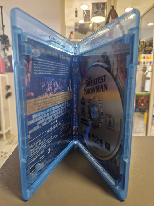 Geöffnete Blu-ray Hülle von The Greatest Showman mit Blick auf die kratzerfreie Blu-ray Disc und das Film-Motiv der Innenseite.