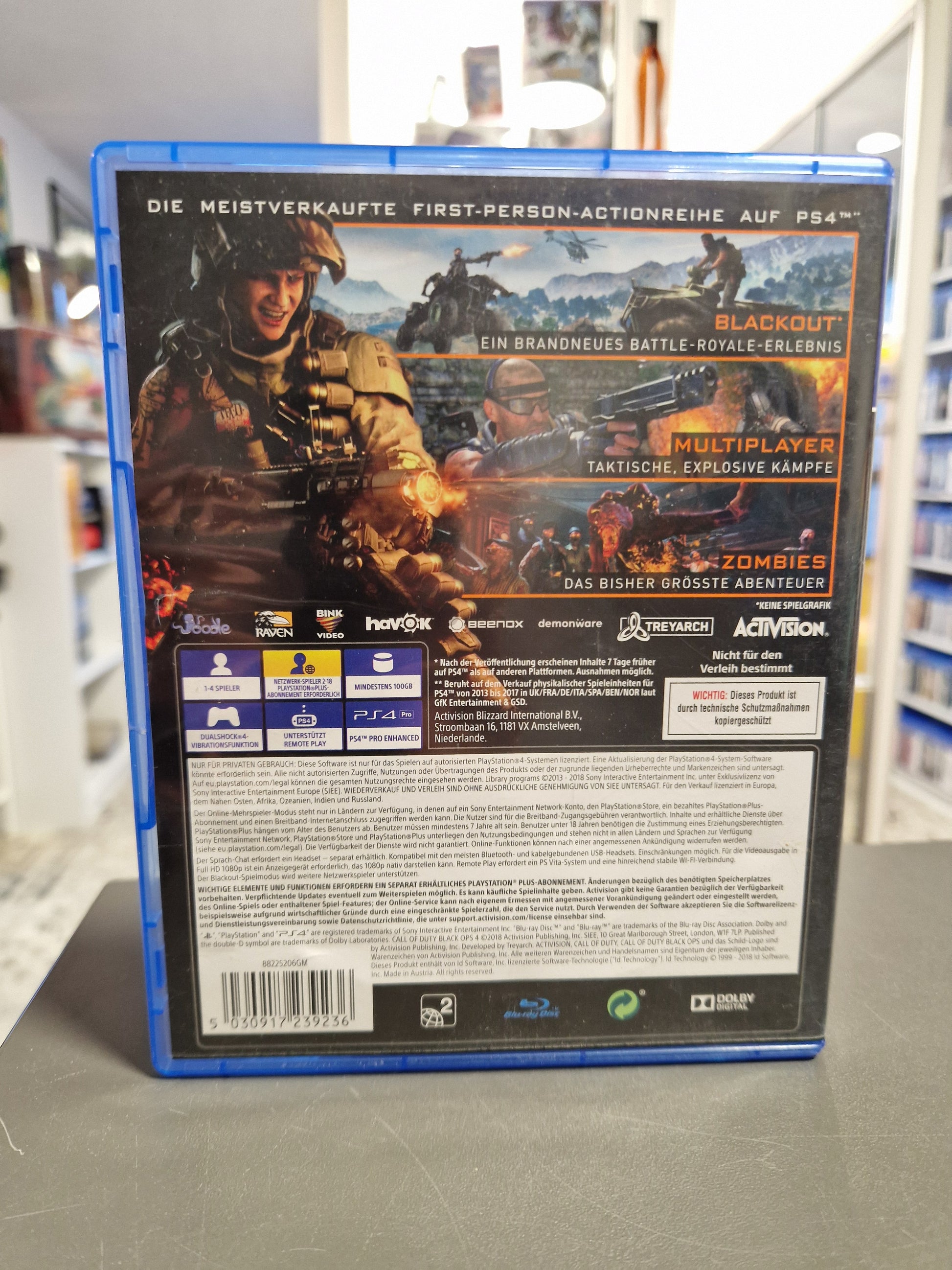 Rückseite der Verpackung von Call of Duty: Black Ops 4 für PS4. Abbildungen der Spielmodi Blackout, Multiplayer und Zombies sowie technische Daten wie die benötigte Festplattengröße (mind. 100GB).