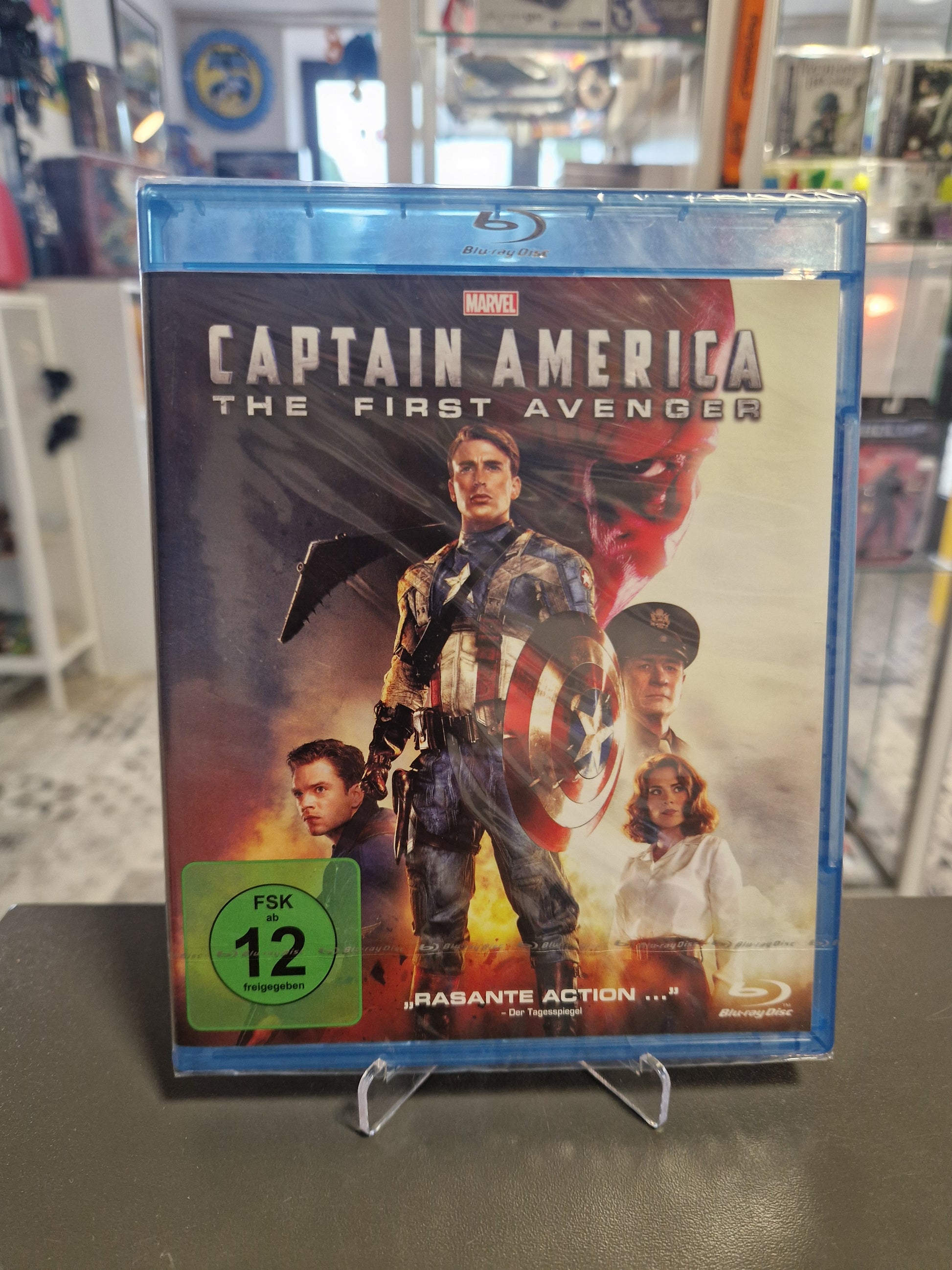 Blu-ray-Cover von „Captain America: The First Avenger“ in originaler Schutzfolie mit Chris Evans als Captain America und dem roten Gesicht von Red Skull im Hintergrund.
