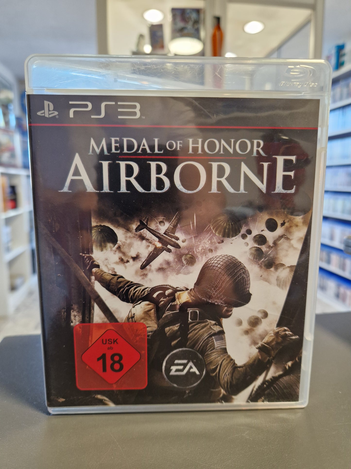 Medal of Honor Airborne PS3 Cover mit Fallschirmjäger-Motiv.
