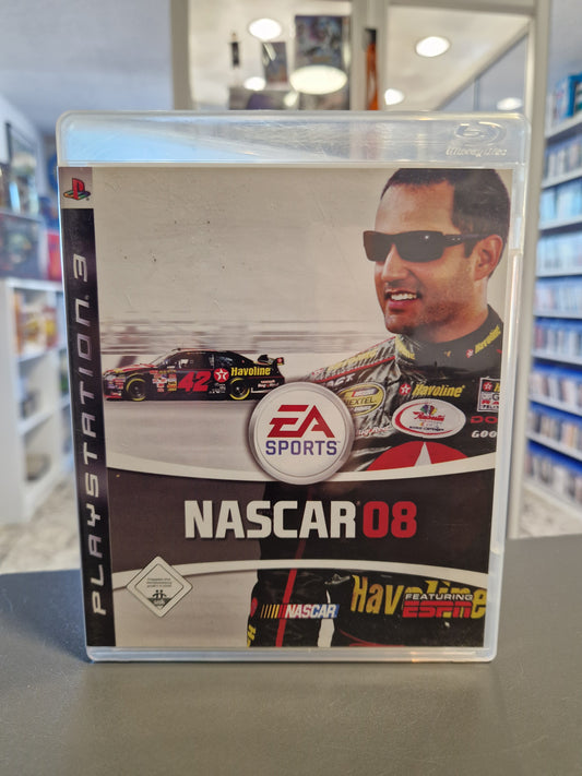 Vorderseite der PlayStation 3 Hülle von NASCAR 08 mit Juan Pablo Montoya und USK 0 Logo.