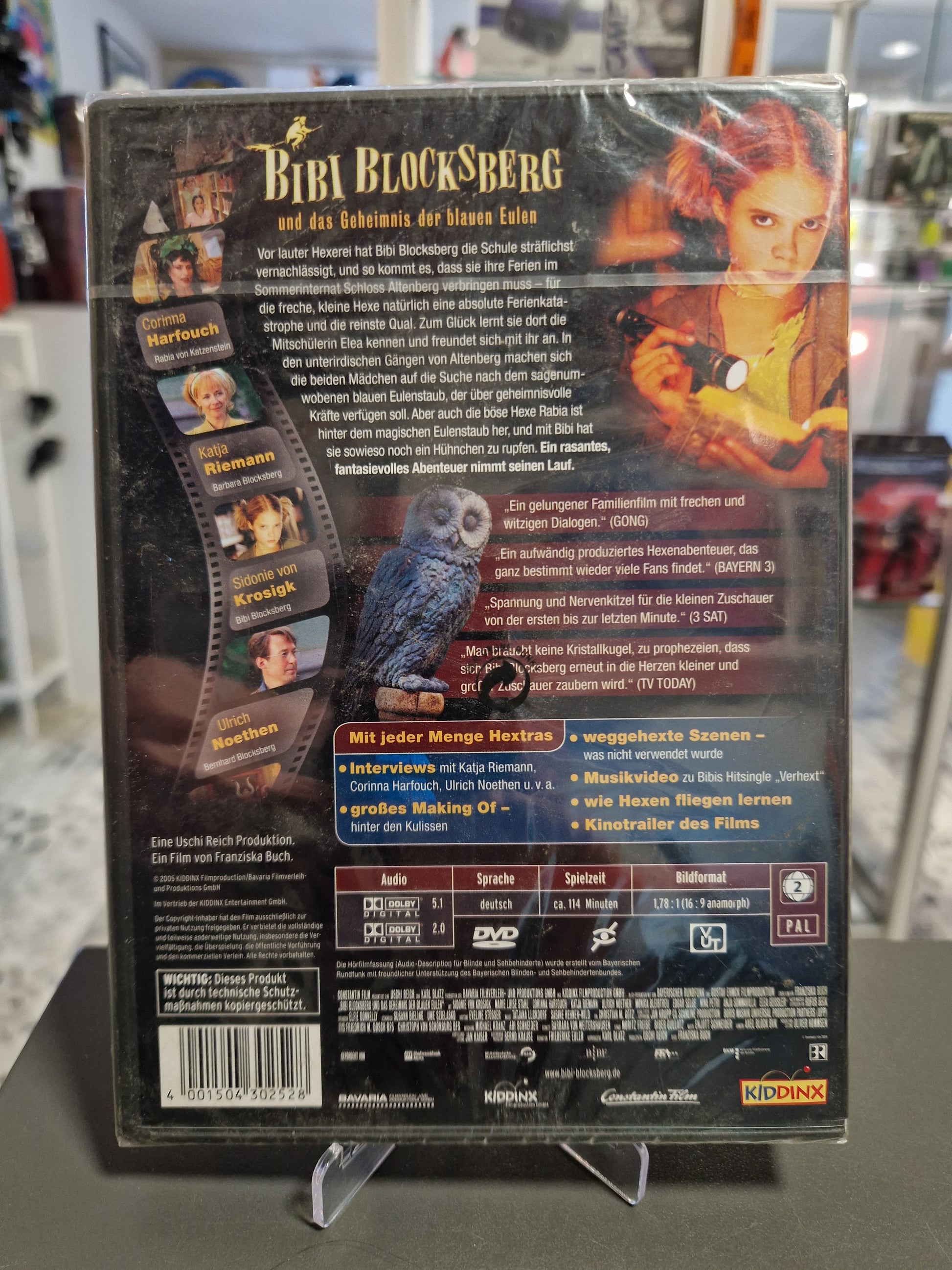 Rückseite der DVD-Hülle von Bibi Blocksberg und das Geheimnis der blauen Eulen mit Inhaltsangabe, Filmdetails, Bonusmaterial und Barcode. Angeboten von Memory Lane Rhauderfehn.