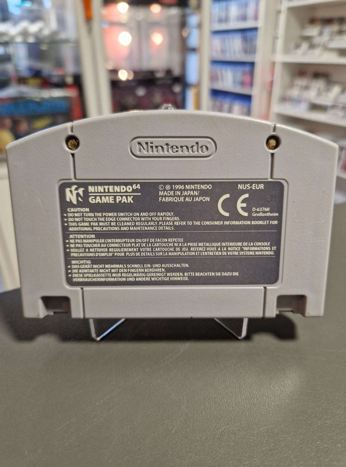 Rückseite des N64 Moduls Super Mario 64 mit Modellnummer NUS-EUR.