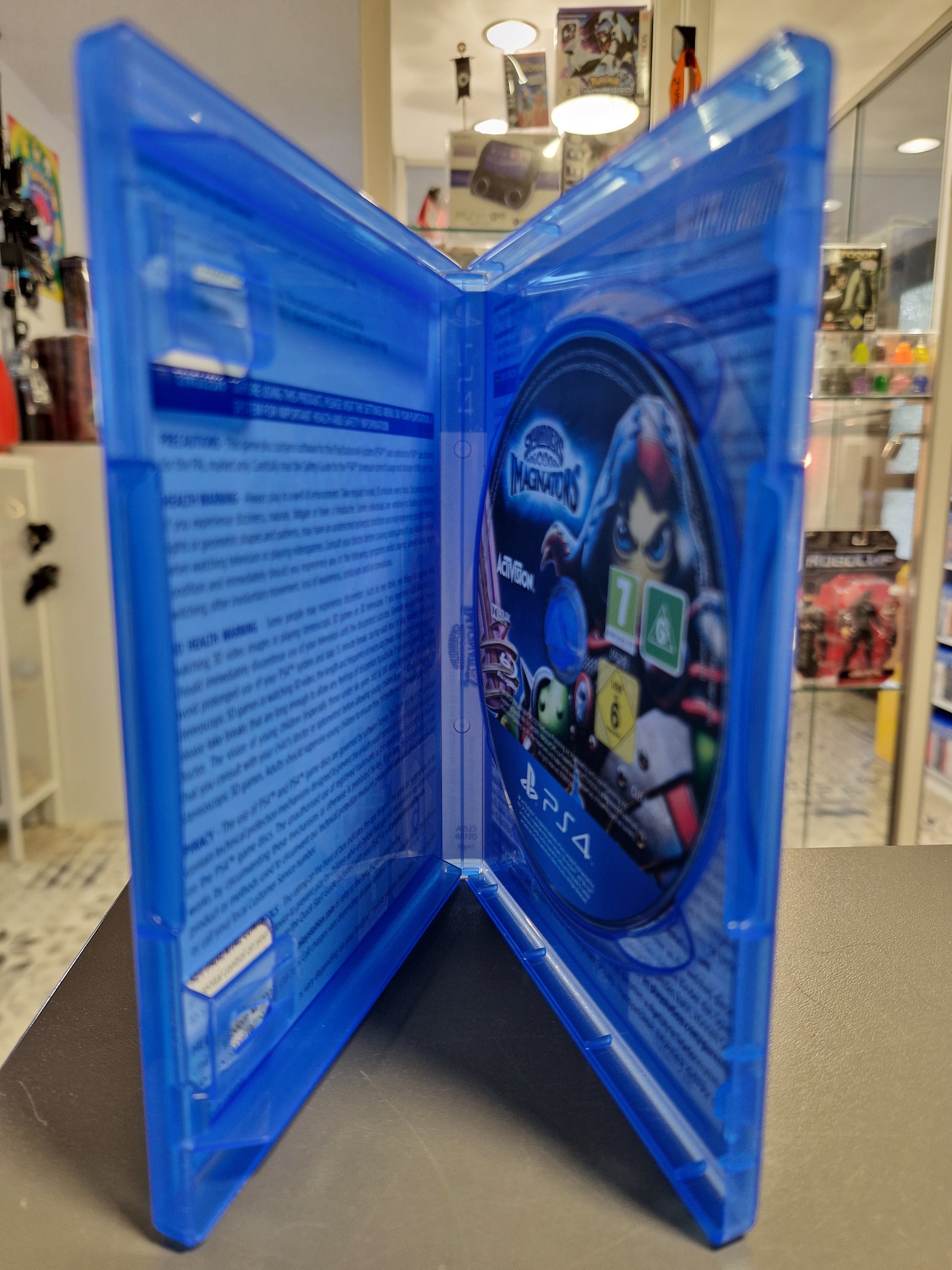 Geöffnete blaue PlayStation 4 Hülle mit der originalen Skylanders Imaginators Spiele-Disc, angeboten im Laden Memory Lane in Rhauderfehn.