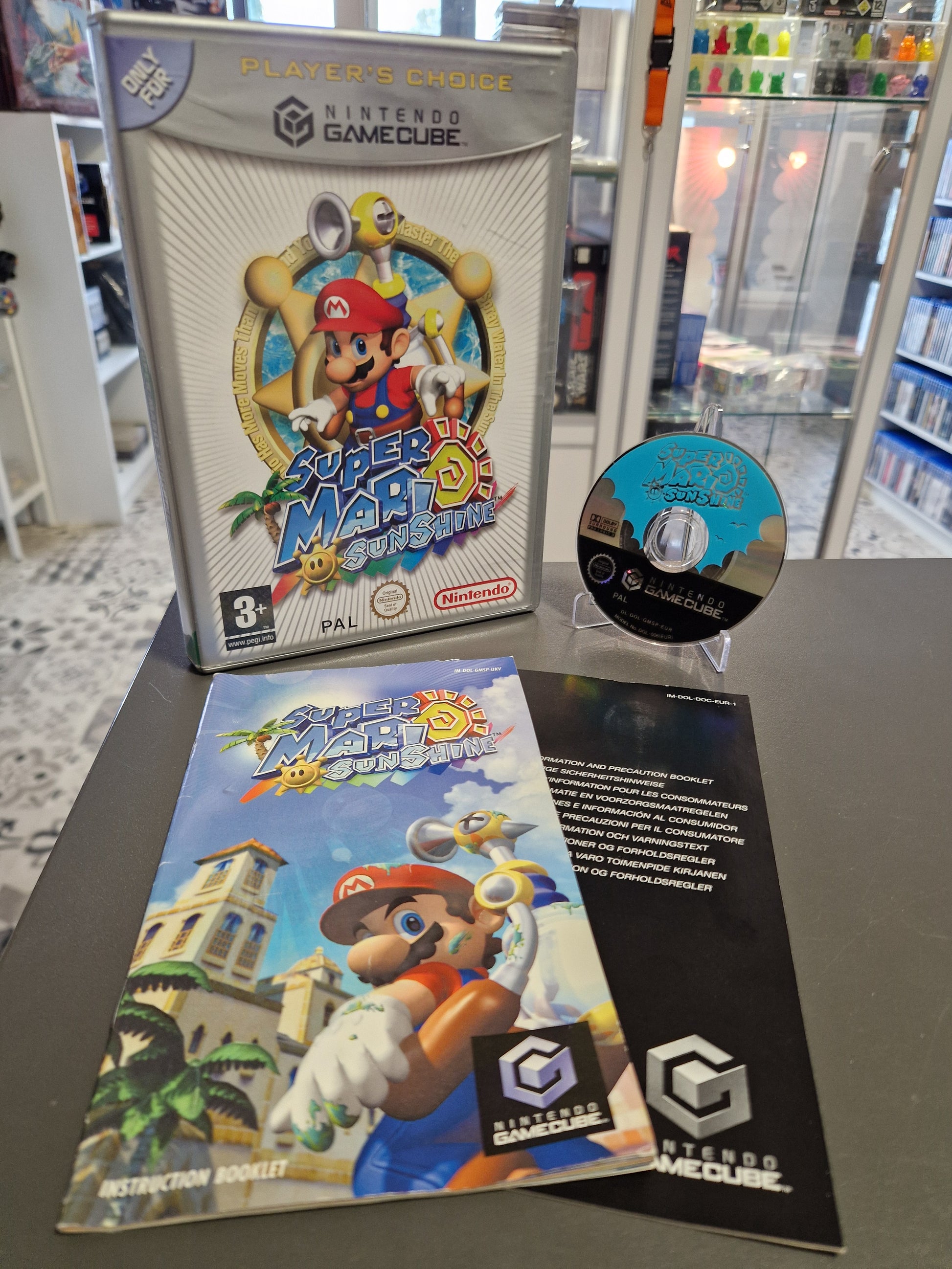 Nintendo GameCube Super Mario Sunshine Player’s Choice Edition (UK-Version). Inklusive Anleitung und Hülle. Disc mit leichten Gebrauchsspuren, geprüft von Memory Lane.