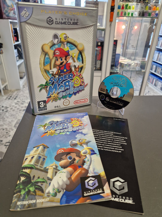 Nintendo GameCube Super Mario Sunshine Player’s Choice Edition (UK-Version). Inklusive Anleitung und Hülle. Disc mit leichten Gebrauchsspuren, geprüft von Memory Lane.