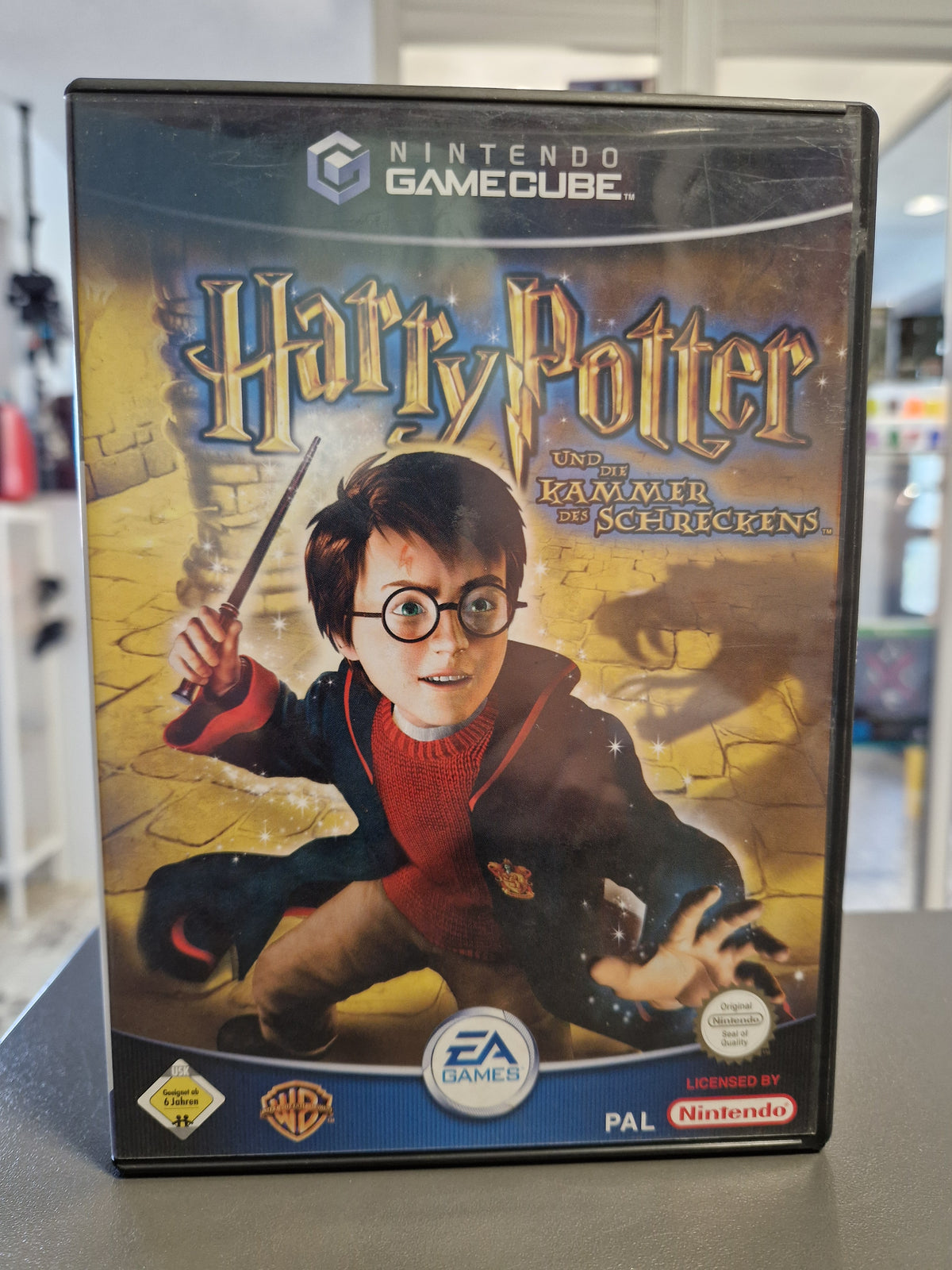 Vorderseite der Nintendo GameCube Hülle von Harry Potter und die Kammer des Schreckens mit USK 6 Logo.