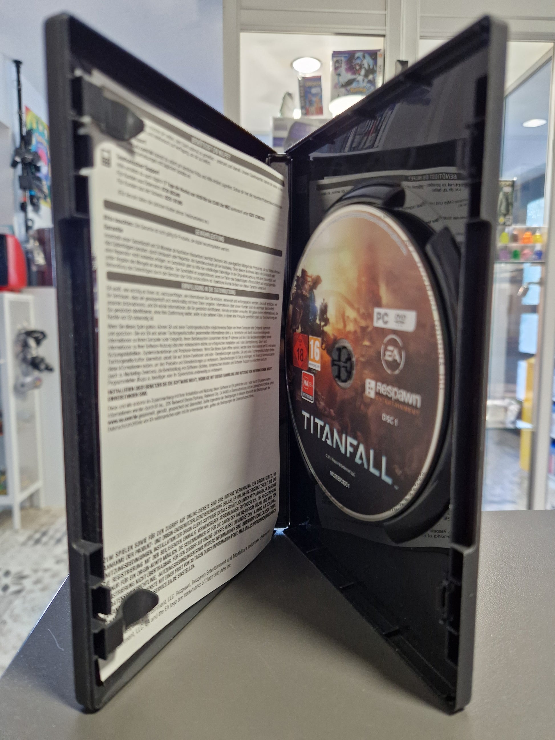 Geöffnete Hülle, die alle 3 Installations-Discs und die Beilagen zeigt.