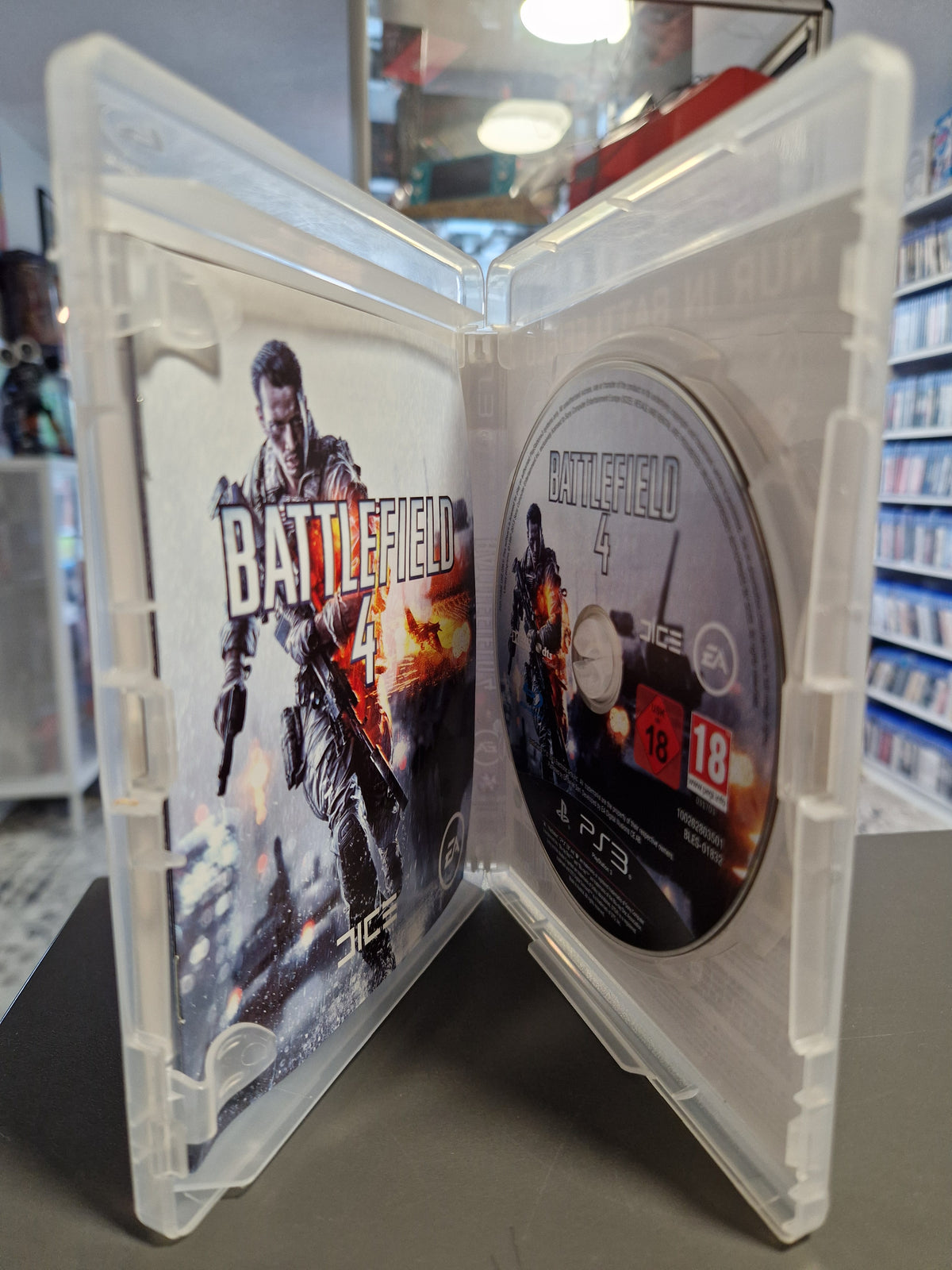 Geöffnete PS3 Hülle von Battlefield 4 mit Blu-ray Disc