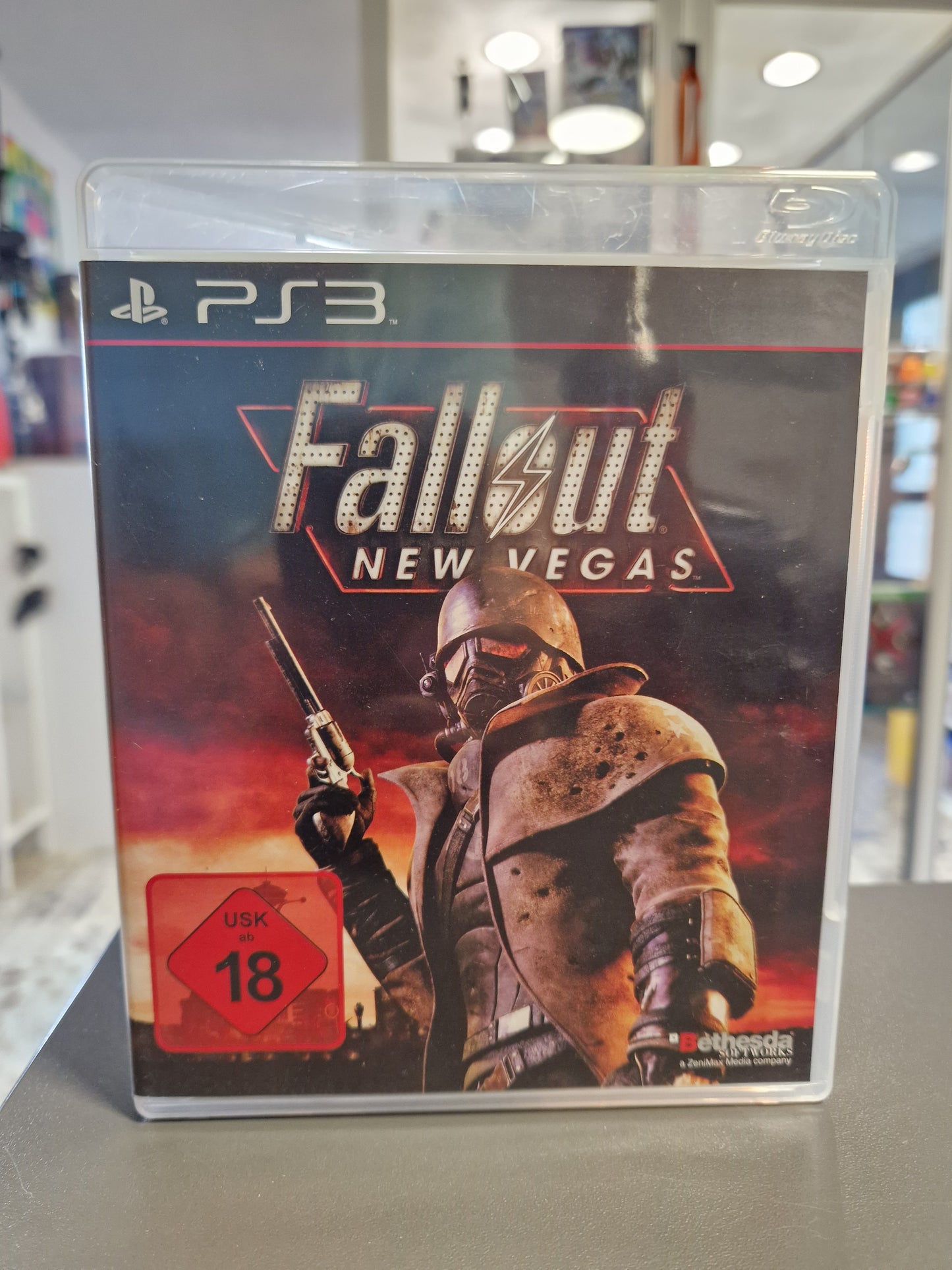 Die Vorderseite der PlayStation 3 Spielehülle von Fallout: New Vegas mit dem bekannten Wüsten-Ranger auf dem Cover und dem roten USK 18 Logo.