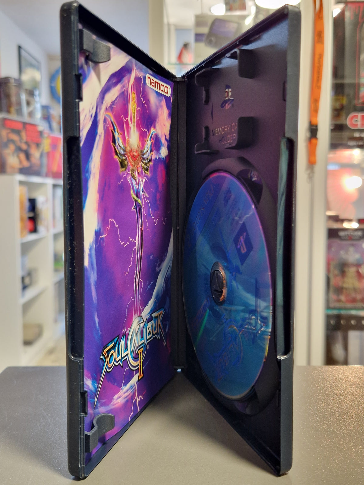 Geöffnete japanische PS2 Hülle von Soulcalibur II mit Disc und bunter Anleitung.
