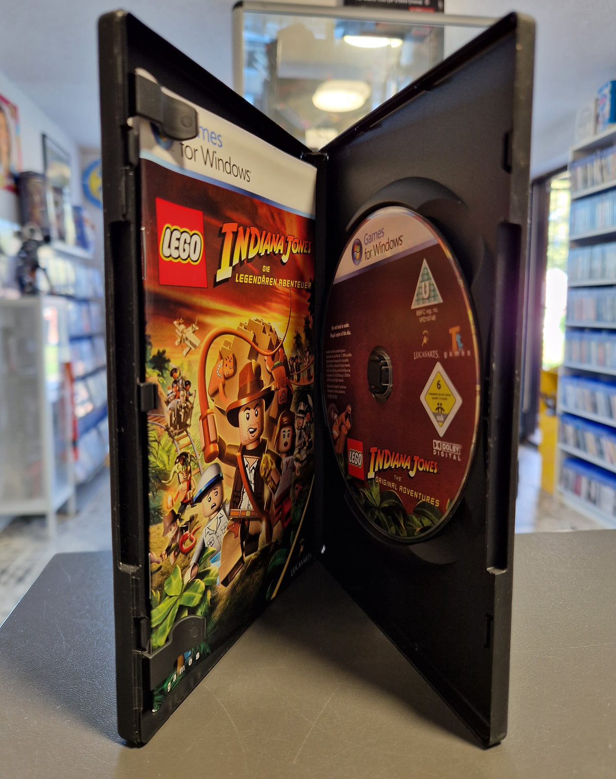 Geöffnete PC Hülle von LEGO Indiana Jones Die legendären Abenteuer mit DVD-ROM und Handbuch.