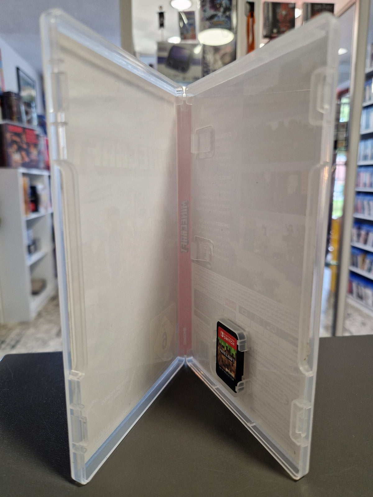 Geöffnete Nintendo Switch Hülle von Minecraft mit der Game Card.