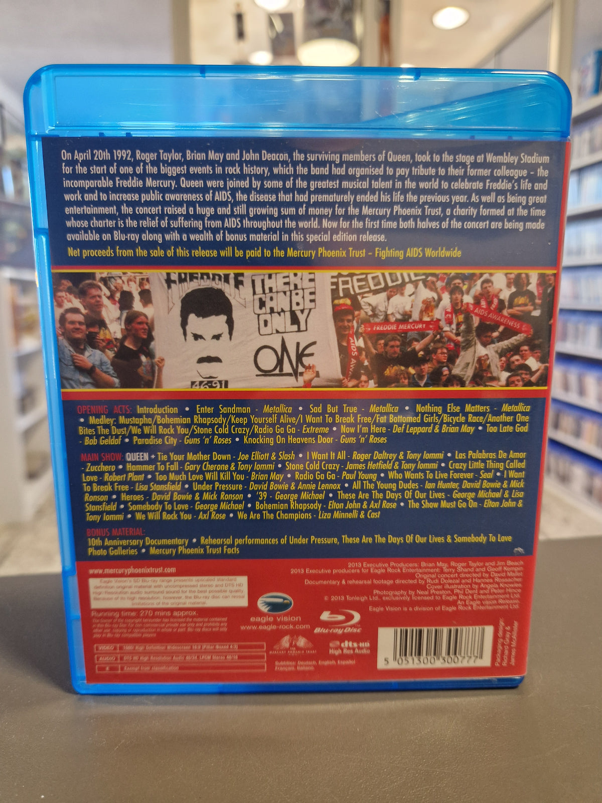 Rückseite der Blu-ray Hülle von The Freddie Mercury Tribute Concert mit Tracklist, Konzertbeschreibung und Barcode 5051300300777.