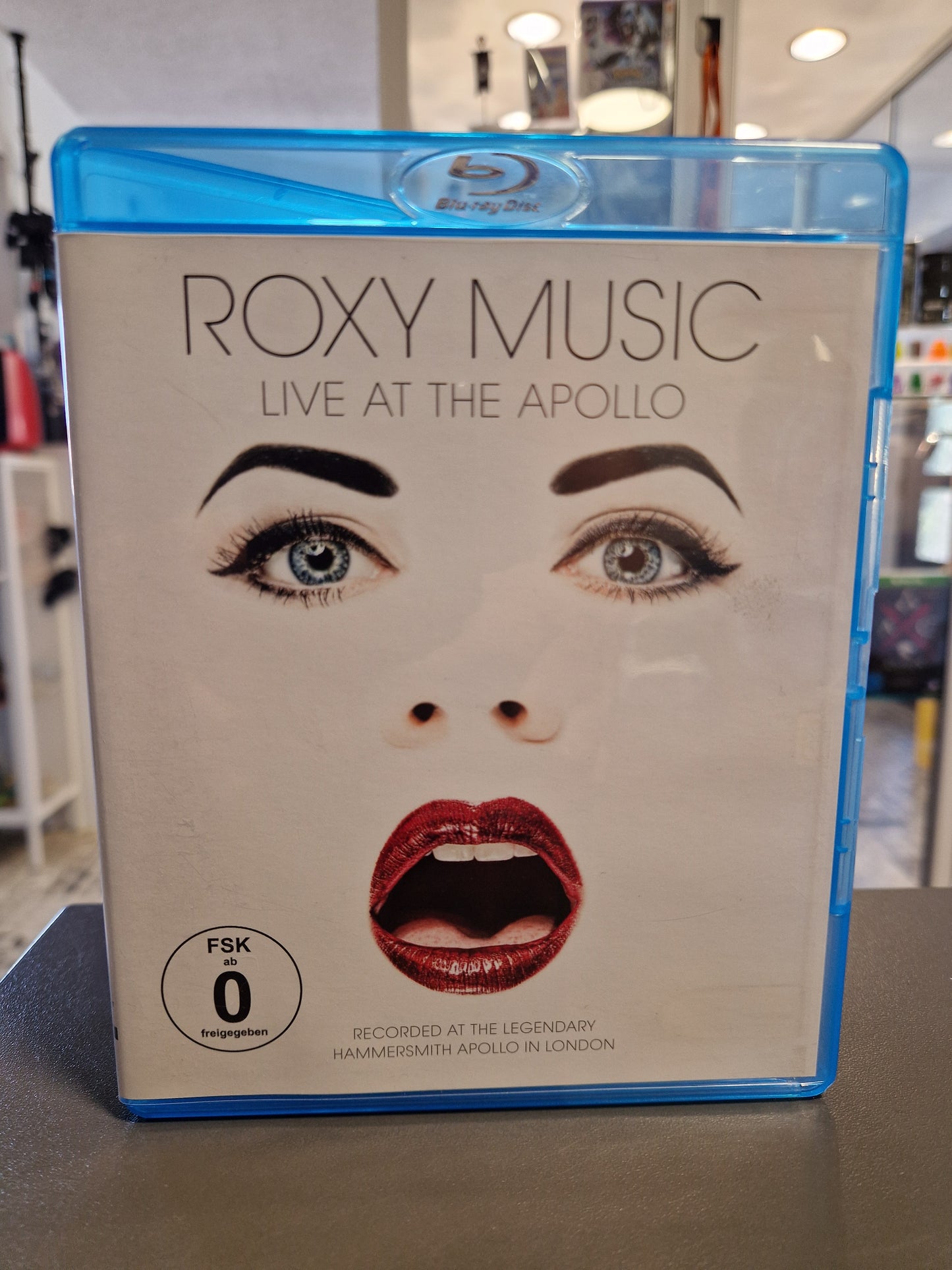 Vorderseite der Blu-ray Hülle von Roxy Music Live at the Apollo mit FSK 0 Logo.
