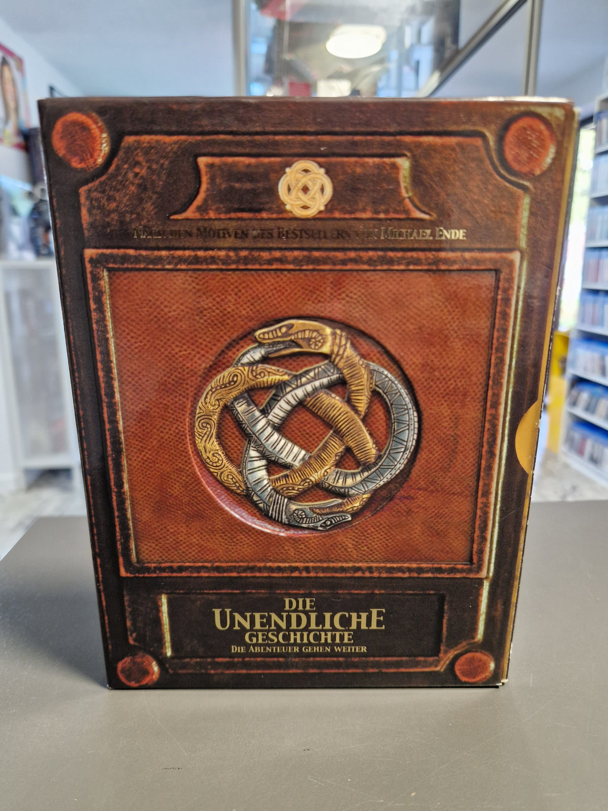 Vorderseite des Buch-Schubers der DVD Box Die Unendliche Geschichte Die Abenteuer gehen weiter.