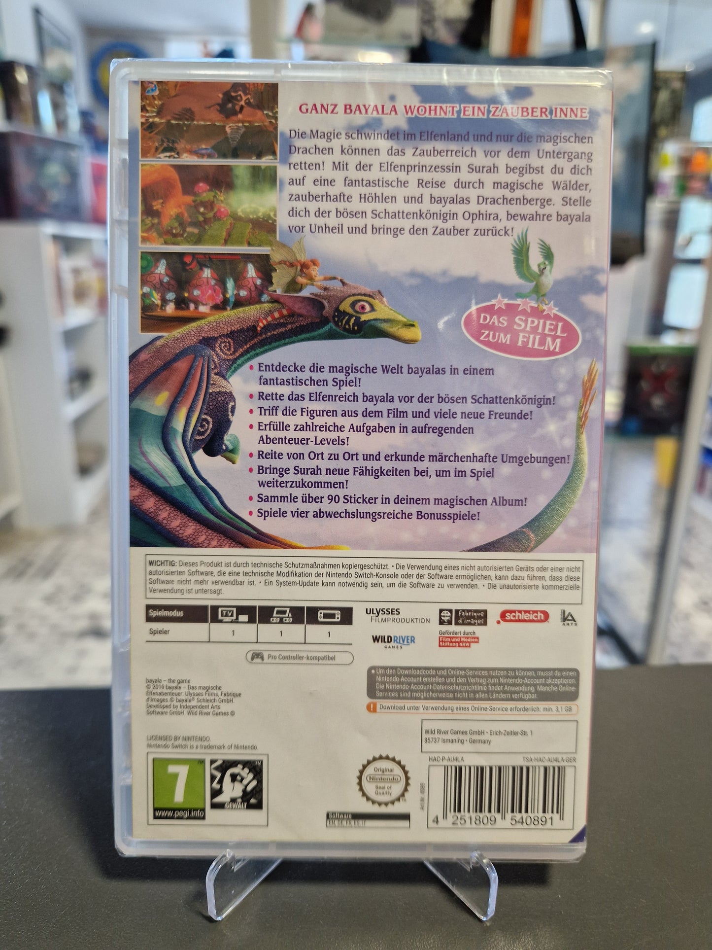 Rückseite der verschweißten Bayala Nintendo Switch Hülle mit Spielbeschreibung, Screenshots der magischen Welt, Liste der Features und dem Barcode EAN 4251809540891.