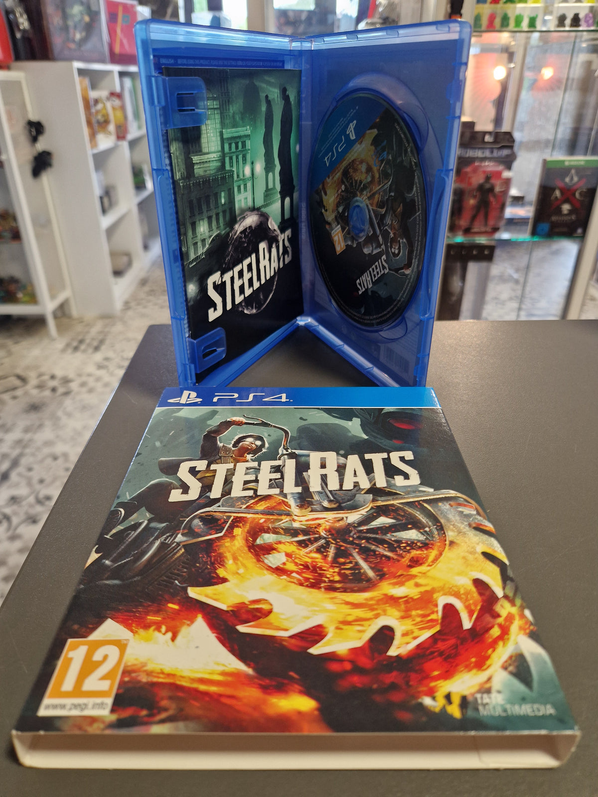 Geöffnete PS4 Hülle von Steel Rats mit Disc, Inlay und liegendem Schuber.