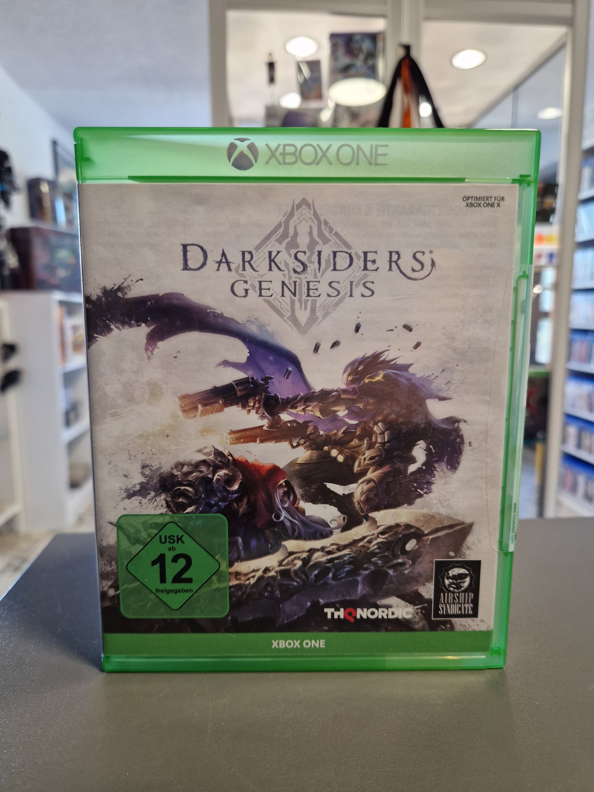 Vorderseite der Xbox One Hülle von Darksiders Genesis mit Strife und War auf dem Cover, THQ Nordic Logo und grünem USK 12 Kennzeichen.