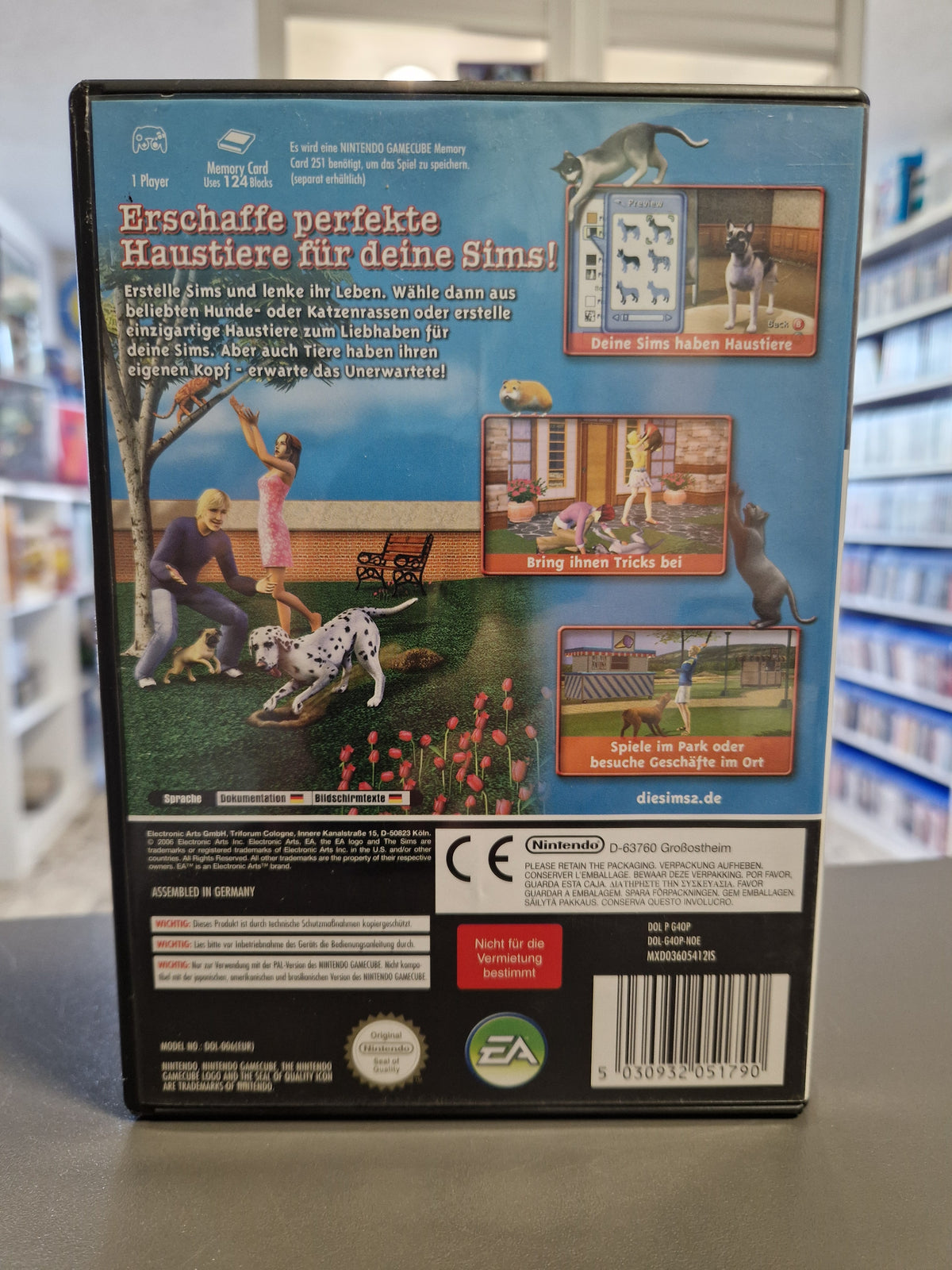 Rückseite der Die Sims 2 Haustiere GameCube Hülle mit Screenshots, Spielbeschreibung und Barcode 5030932051790.