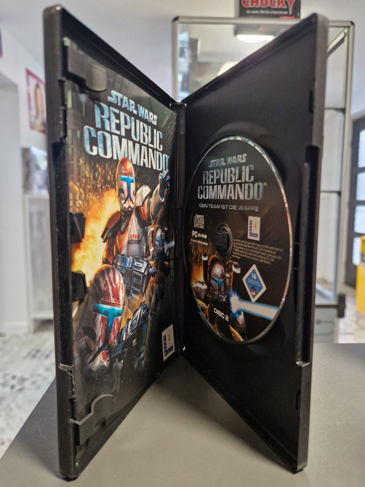 Geöffnete PC Hülle von Star Wars Republic Commando mit CD-ROM und Handbuch.