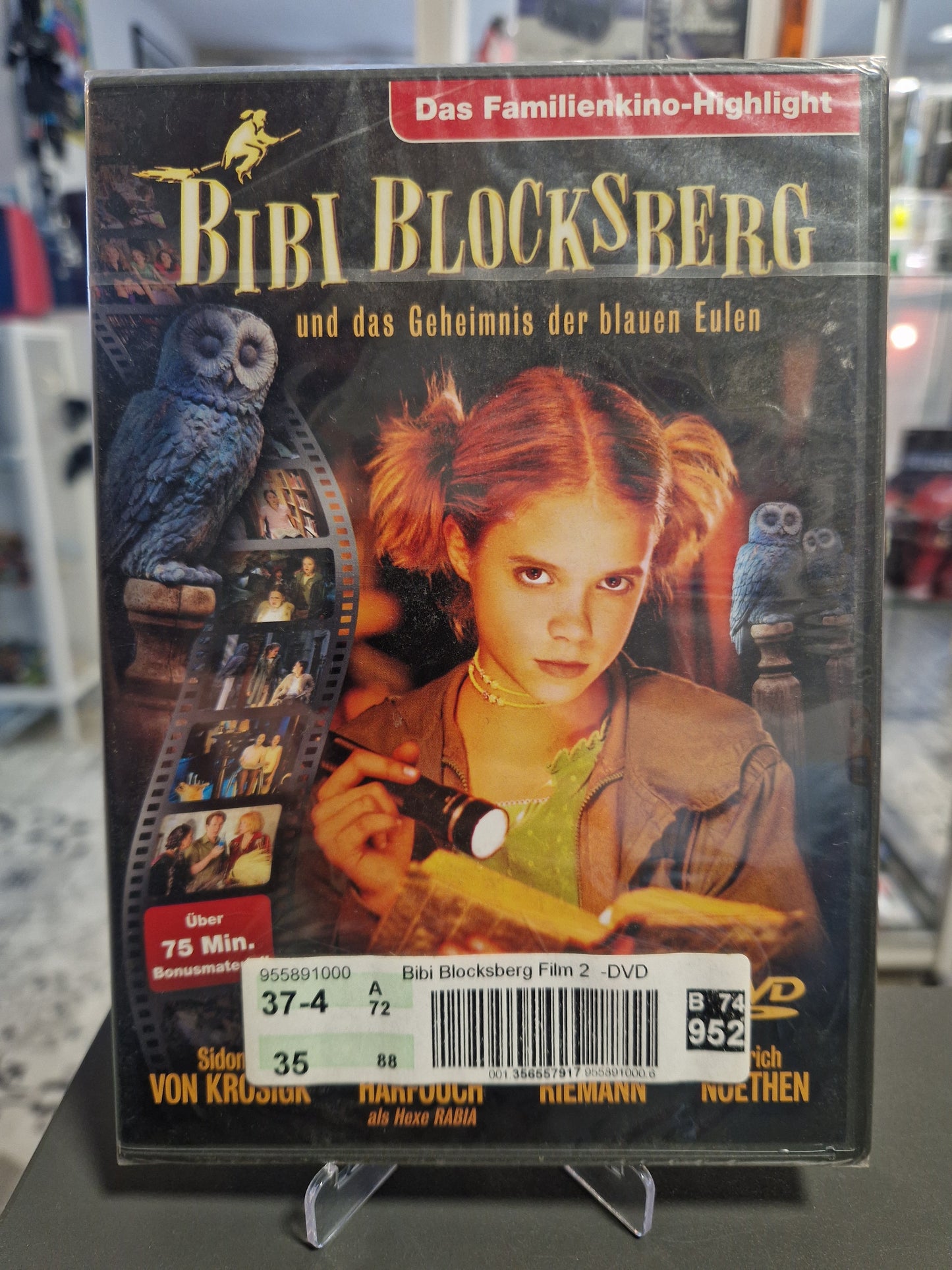 Originalverpackte DVD von Bibi Blocksberg und das Geheimnis der blauen Eulen bei Memory Lane Rhauderfehn. Auf dem Cover ist Bibi Blocksberg mit Taschenlampe und Buch sowie blaue Eulen zu sehen.