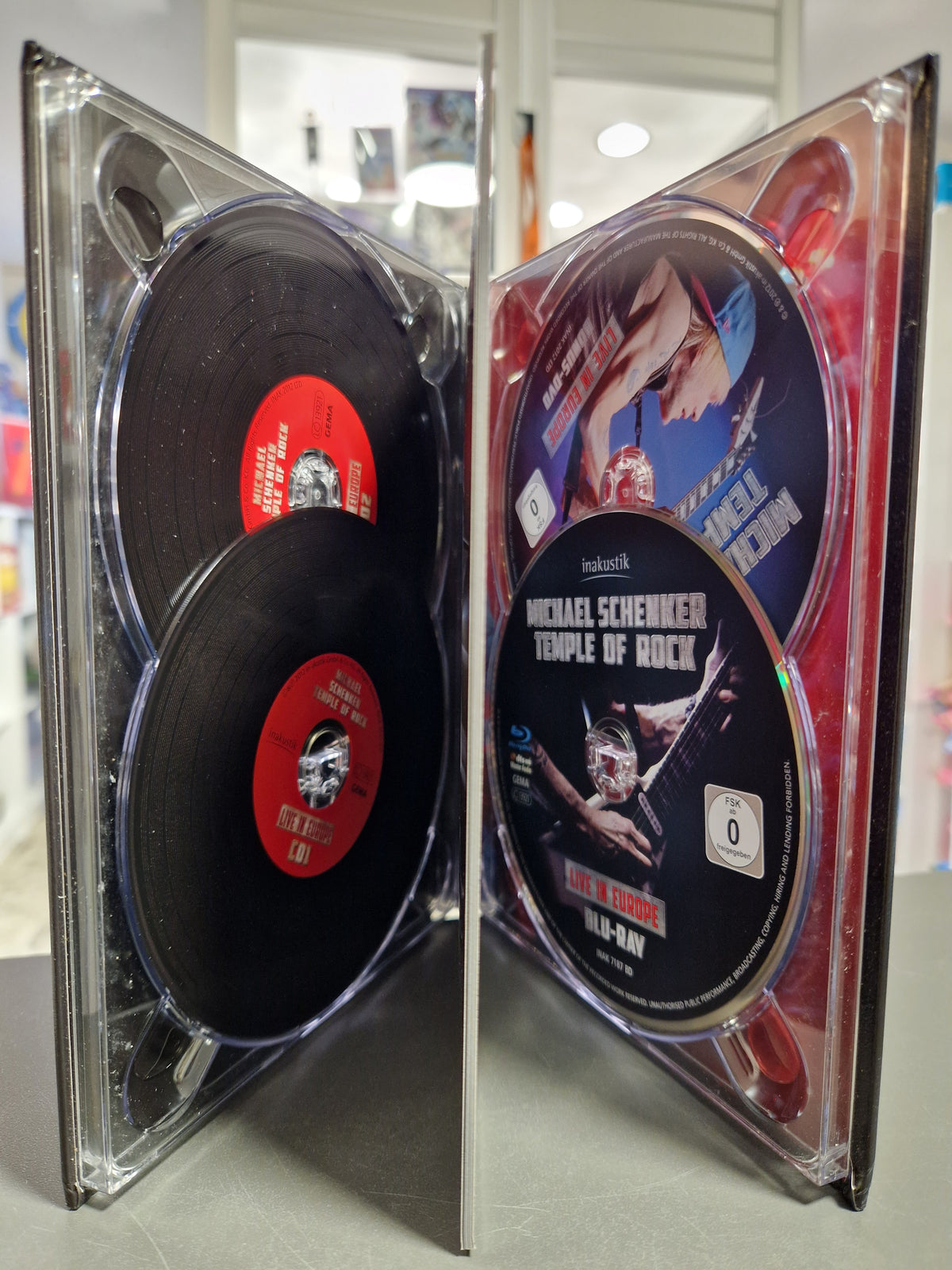 Aufgeklapptes Mediabook von Michael Schenker Temple of Rock Live in Europe mit 2 CDs, Blu-ray und Bonus-DVD.