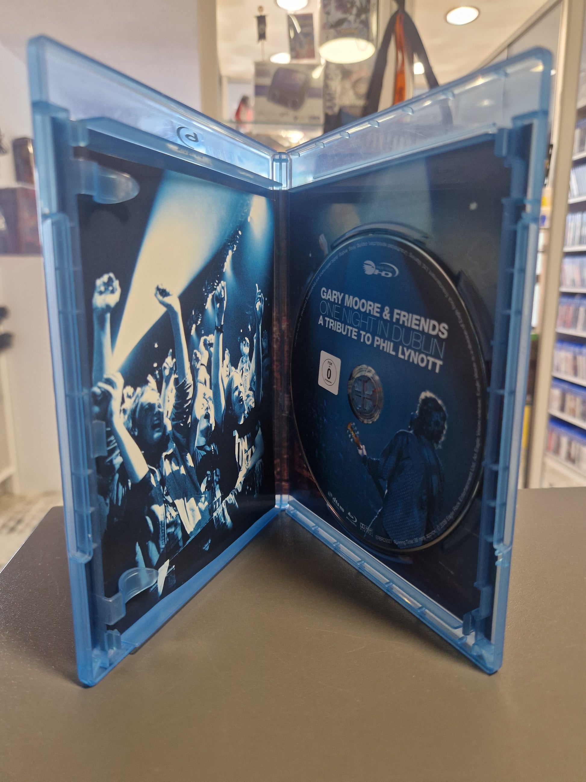 Geöffnete Blu-ray Hülle von Gary Moore One Night in Dublin mit Blick auf die kratzerfreie Disc und das Konzert-Motiv der Innenseite.