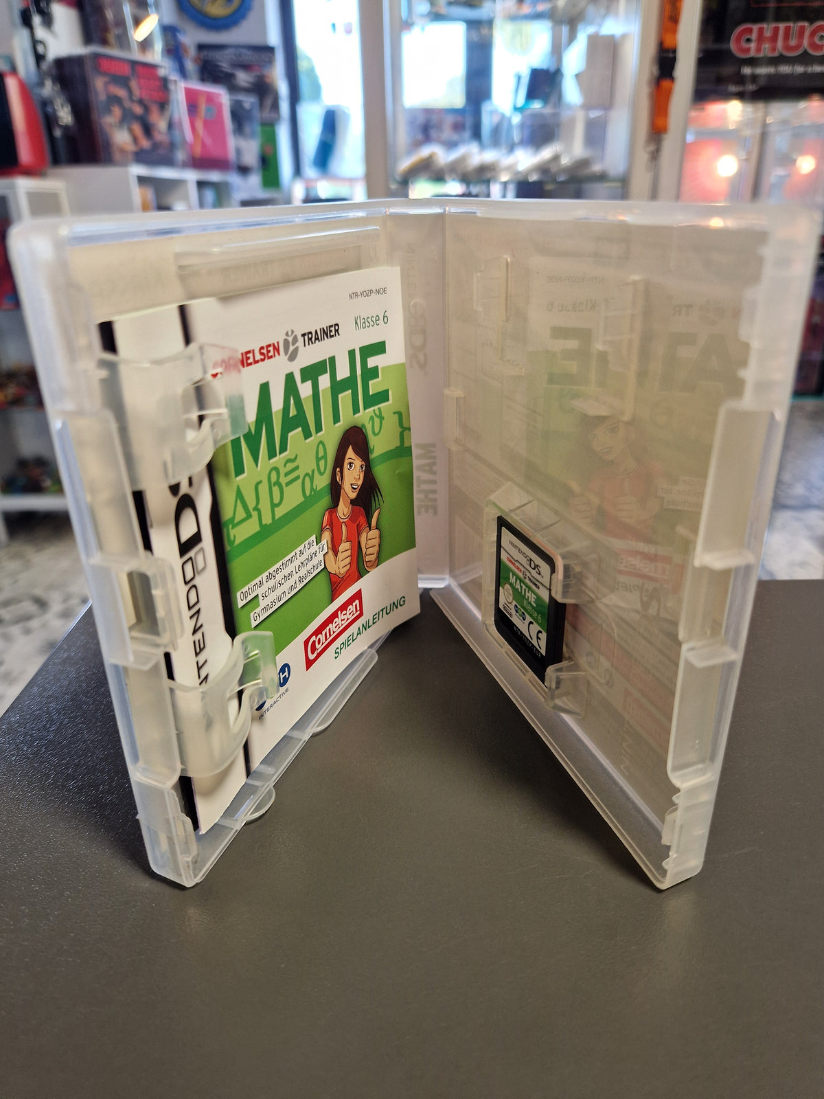Geöffnete Nintendo DS Hülle von Cornelsen Trainer Mathe Klasse 6 mit Modul und Anleitung.