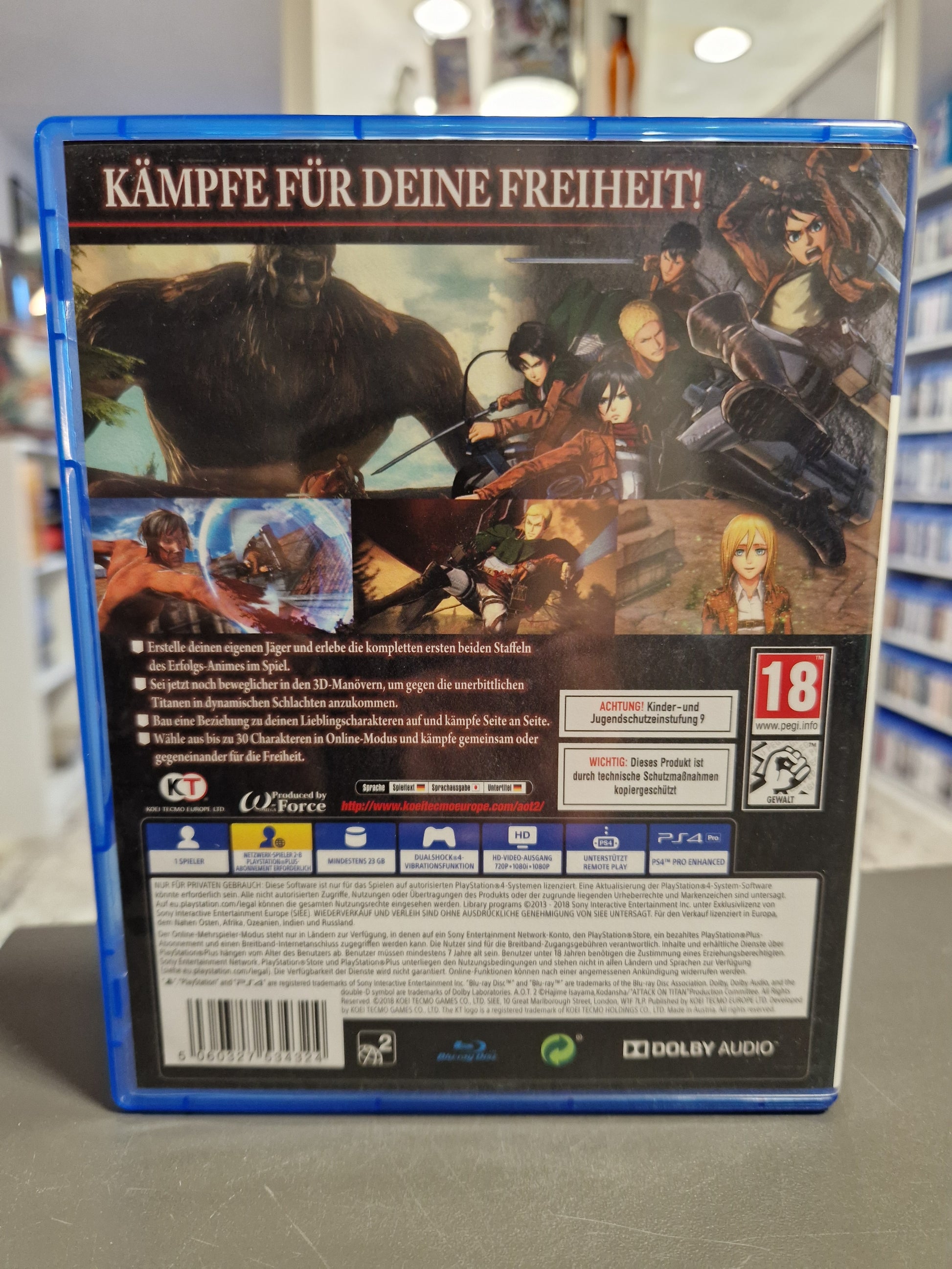 Rückseite der Verpackung von A.O.T. 2 für PlayStation 4 mit dem Slogan Kämpfe für deine Freiheit. Beschreibung der Features auf Deutsch und Screenshots aus dem Spiel.