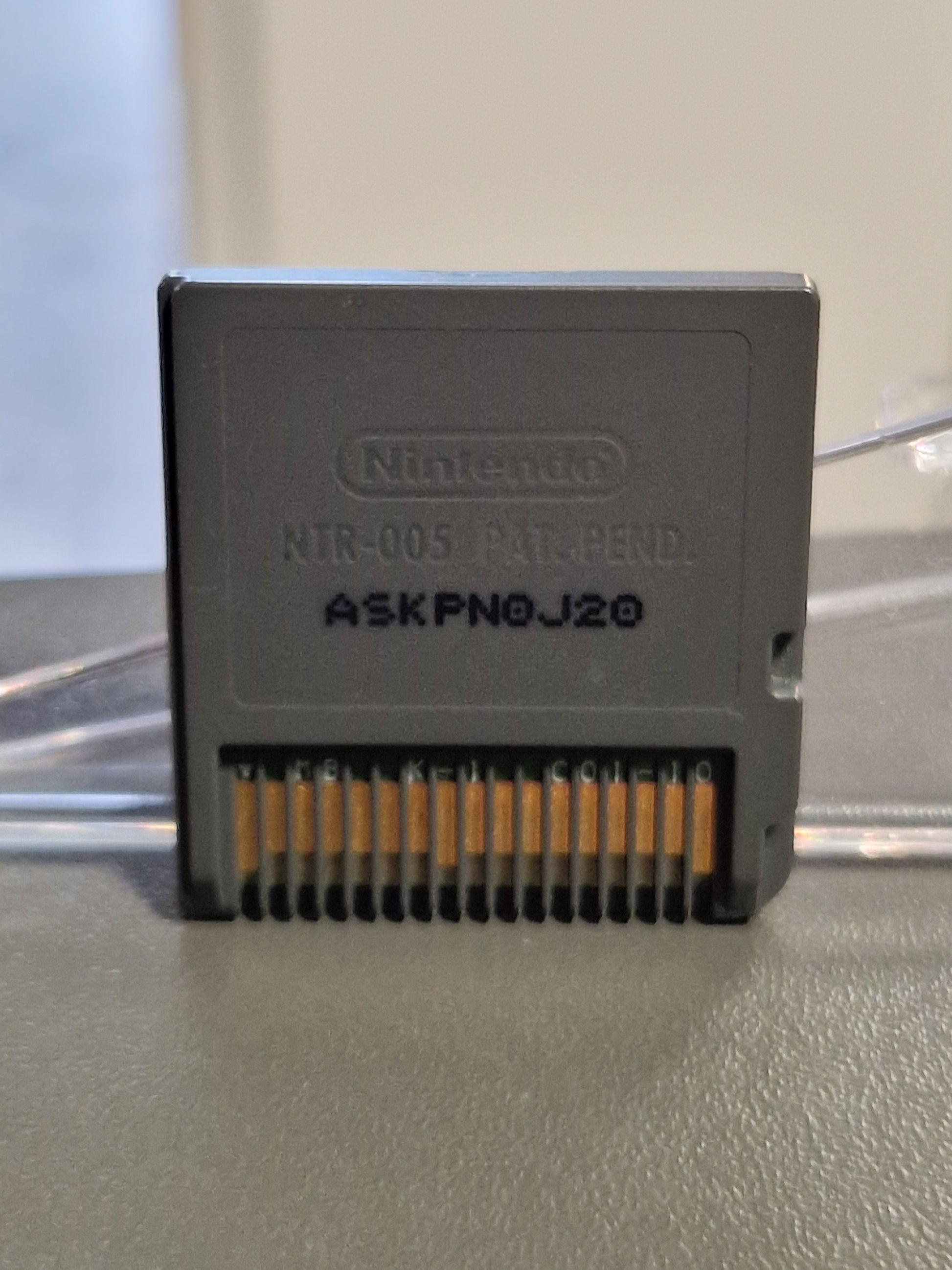 Rückseite des grauen Nintendo DS Spielmoduls Lost in Blue mit der Modellnummer NTR-005 und Serienprägung ASKP_N0J20 über den goldenen Kontakten, ausgestellt bei Memory Lane.