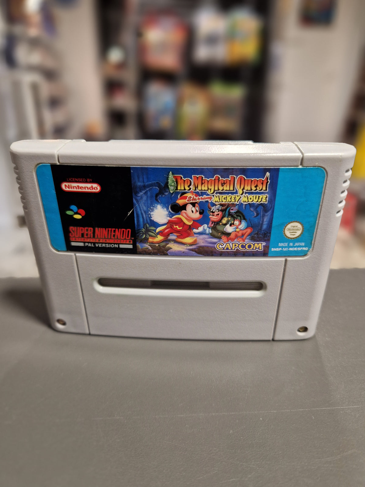 Vorderseite des originalen SNES Moduls The Magical Quest Starring Mickey Mouse PAL Version.