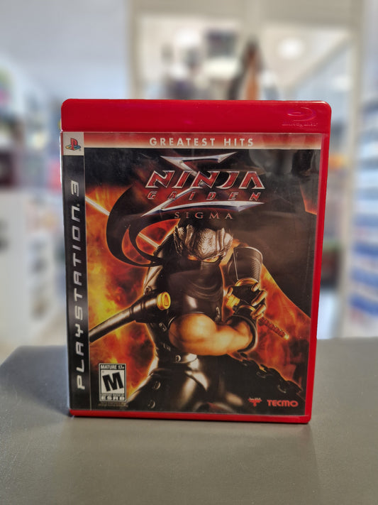 Die rote PlayStation 3 Greatest Hits Spielehülle von Ninja Gaiden Sigma (US-Import). Das Cover zeigt den Ninja Ryu Hayabusa in Kampfpose vor einer feurigen Kulisse sowie das ESRB M-Logo.