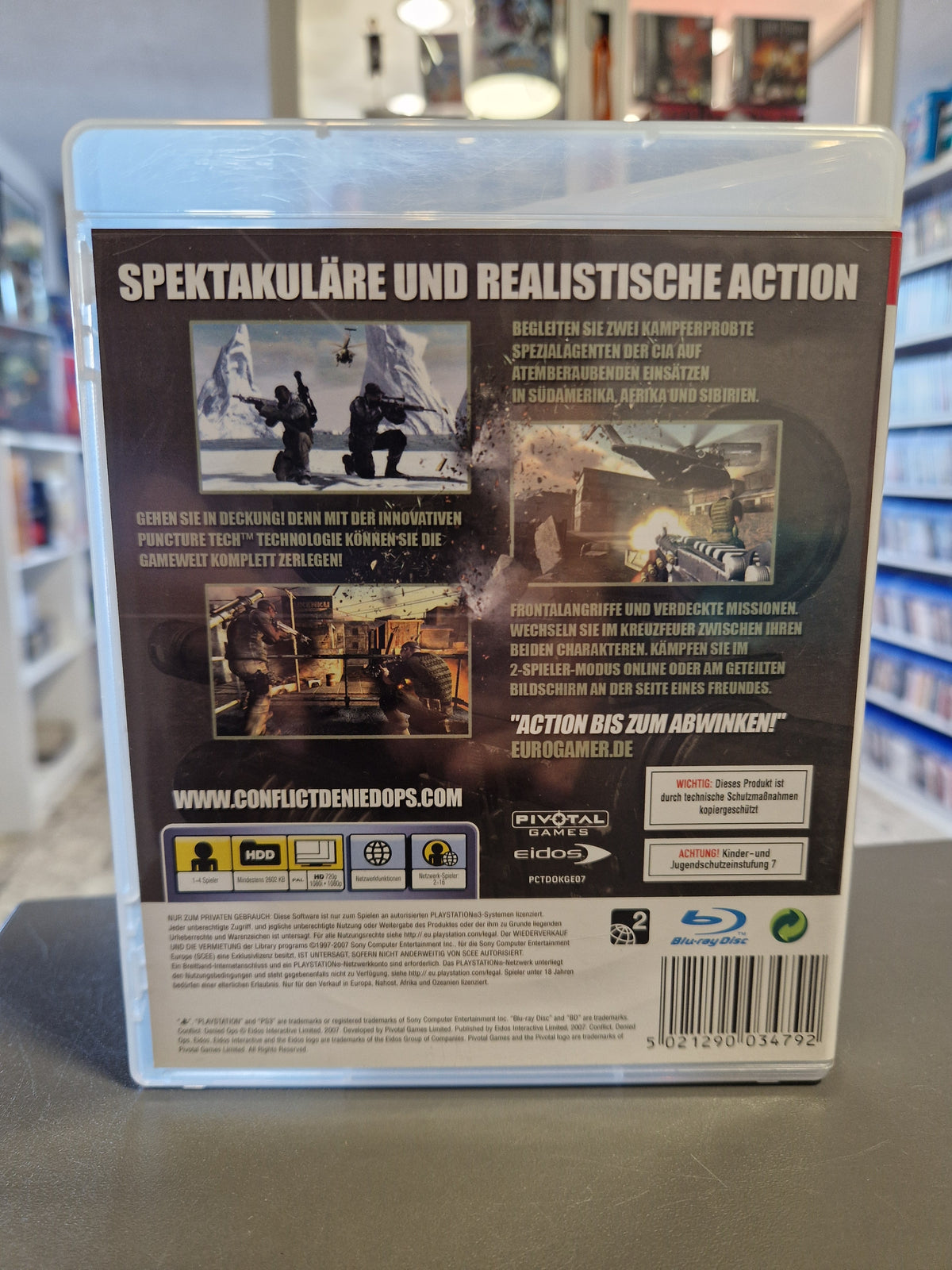 Rückseite der PS3-Hülle von Conflict Denied Ops mit Beschreibung und Barcode 5021290034792.