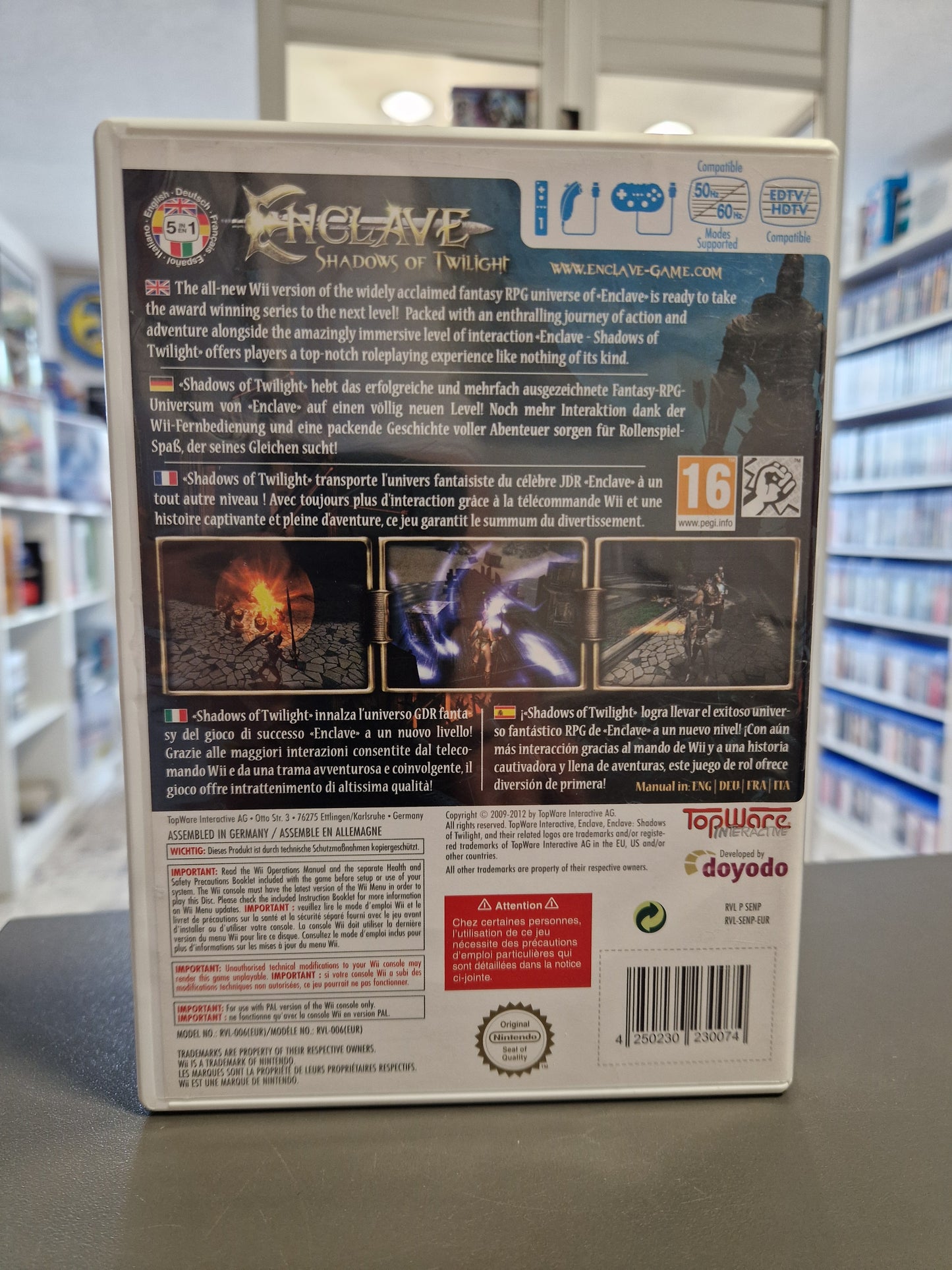 Rückseite der Hülle mit Beschreibungen der Licht- und Schatten-Kampagnen sowie Screenshots der Spielwelt.